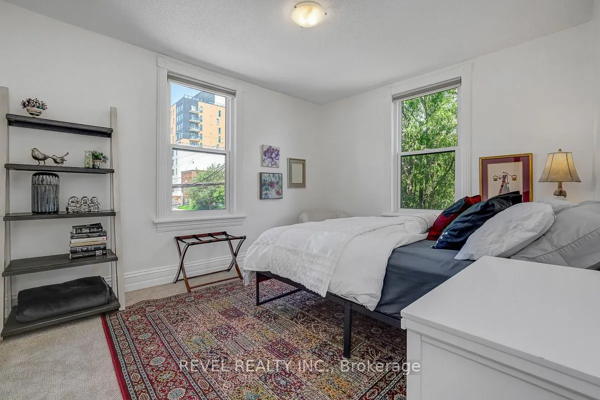 52 Lebreton Street N