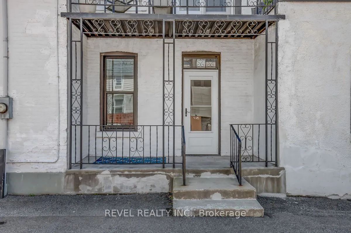 52 Lebreton Street N
