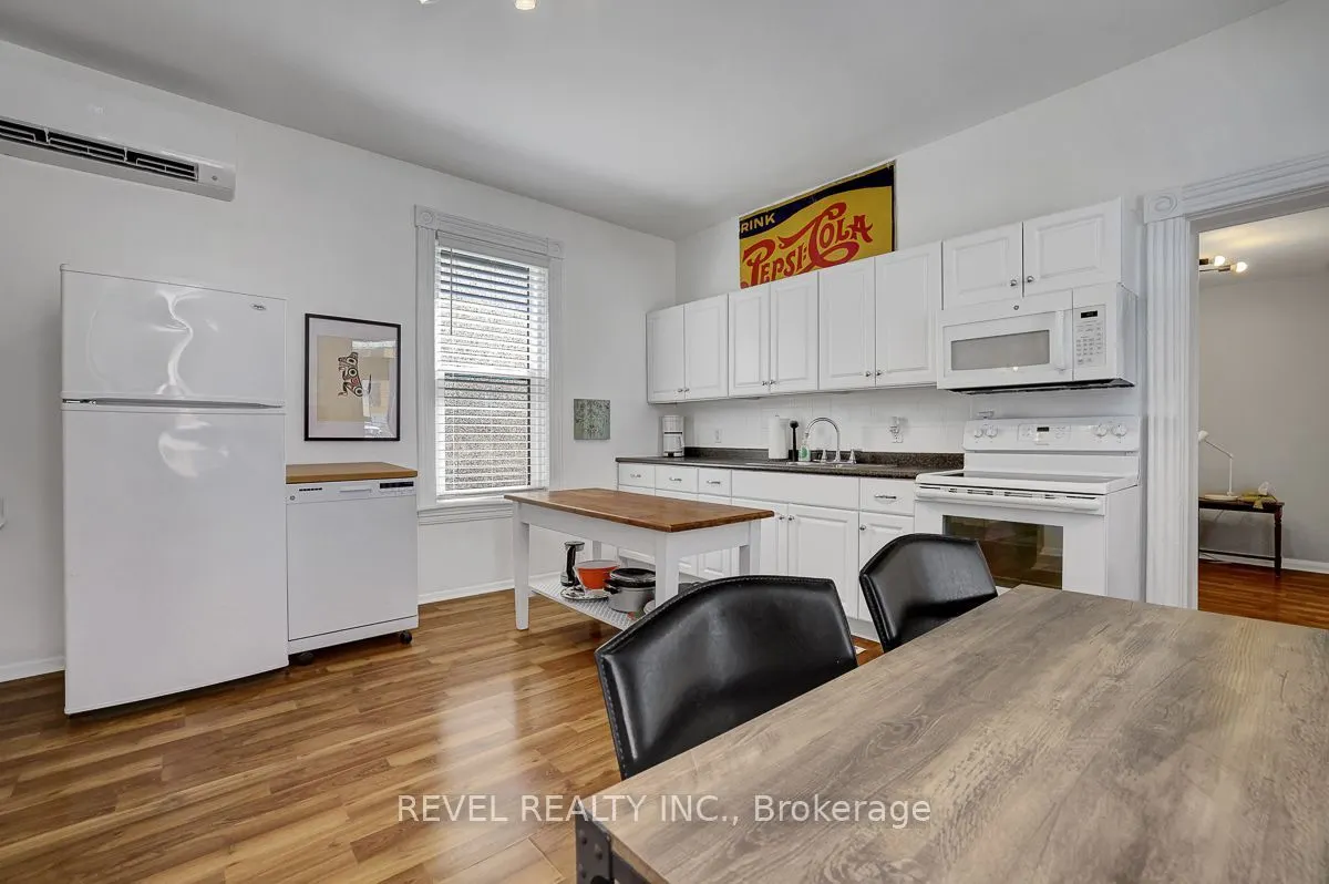 52 Lebreton Street N