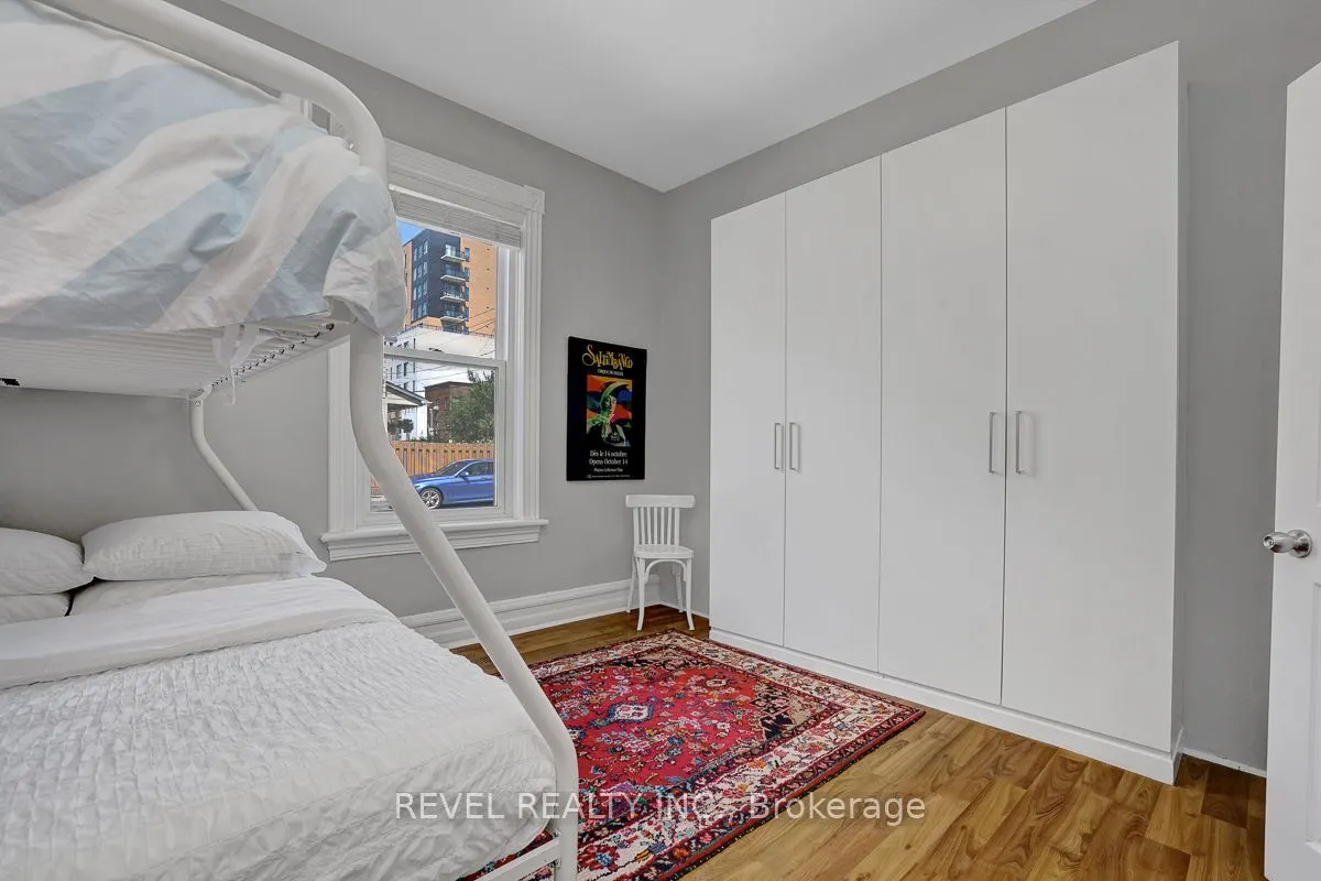 52 Lebreton Street N