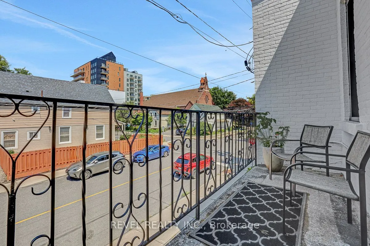 52 Lebreton Street N