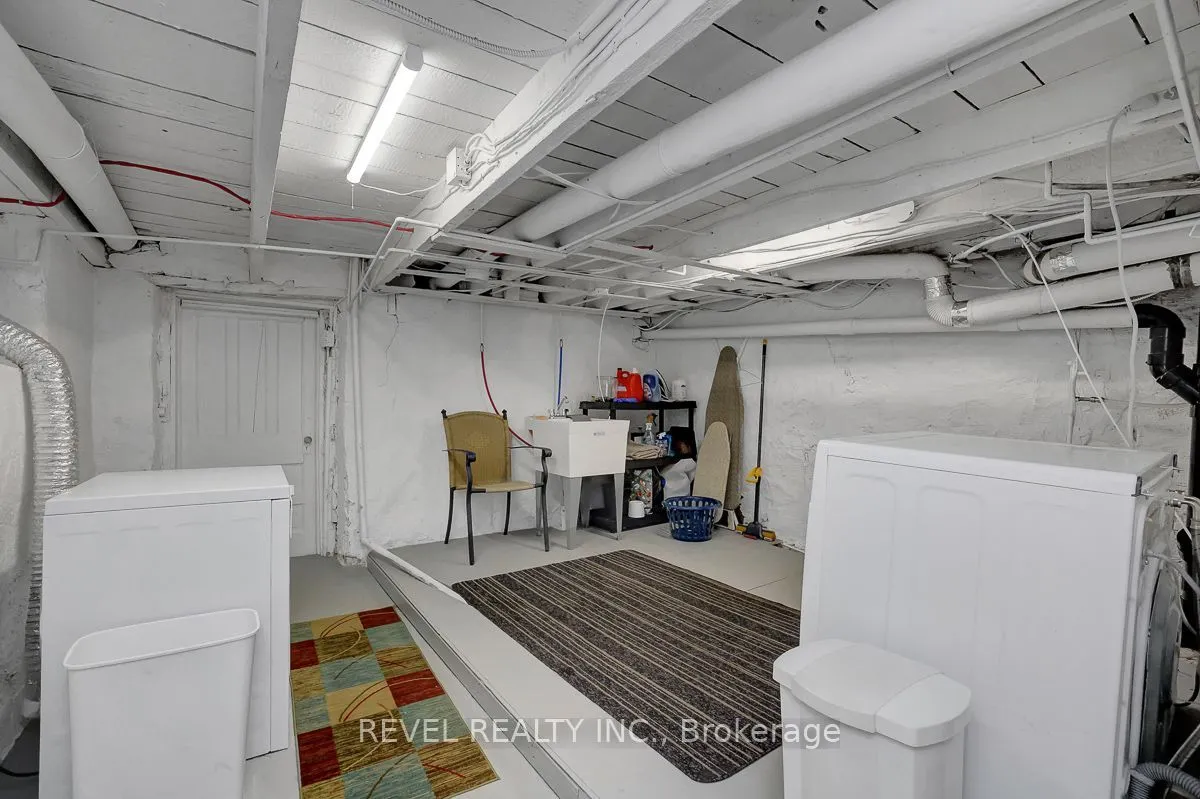 52 Lebreton Street N