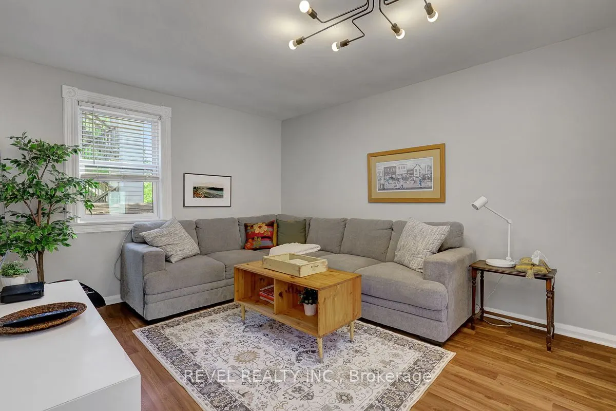52 Lebreton Street N