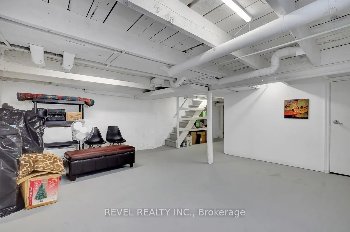 52 Lebreton Street N