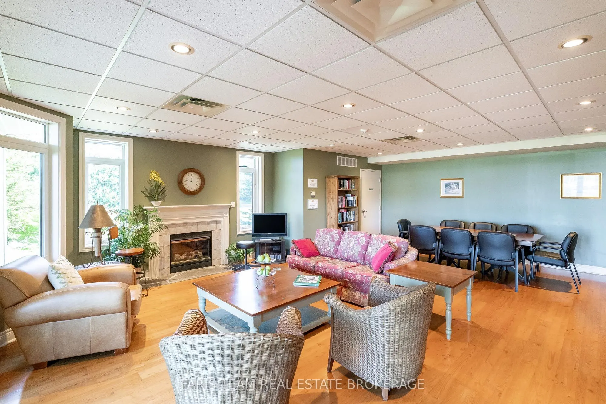 10 Bay Street E #301