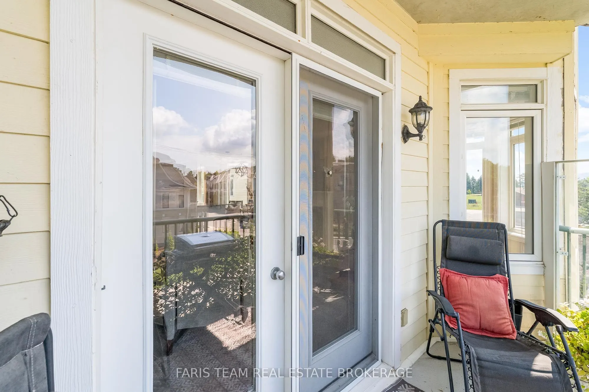 10 Bay Street E #301