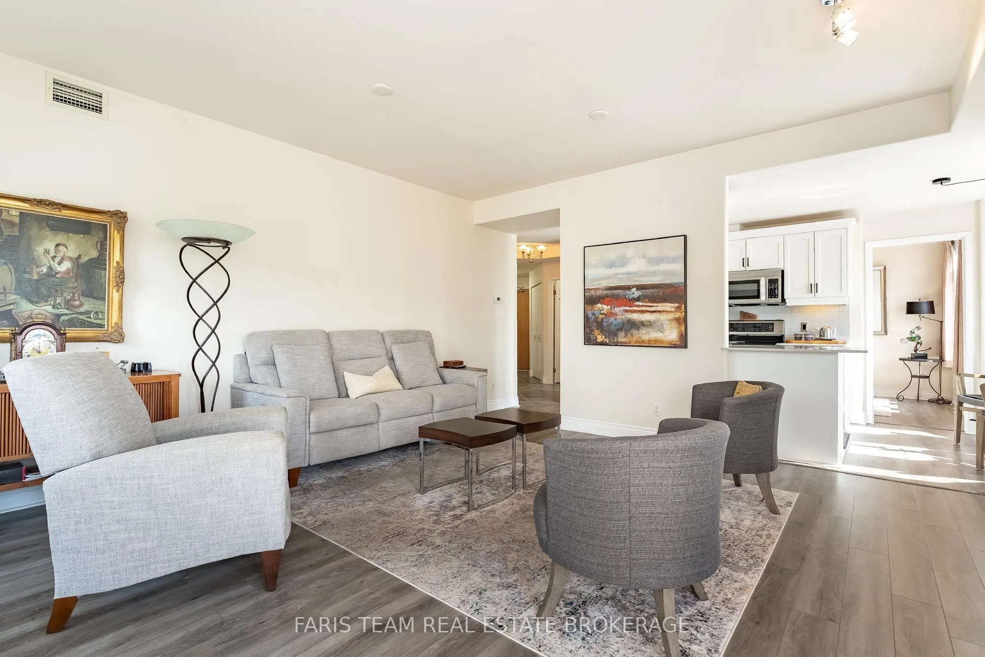 10 Bay Street E #301
