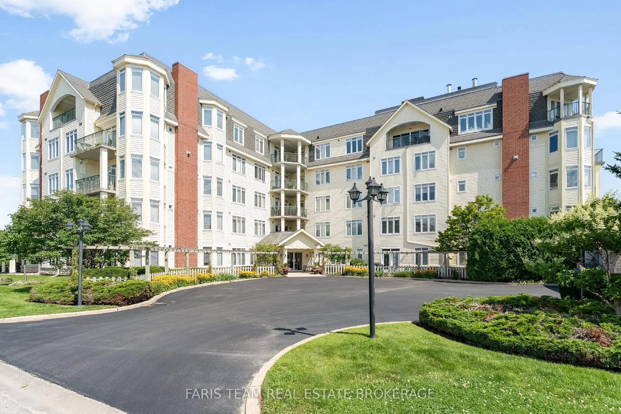10 Bay Street E #301