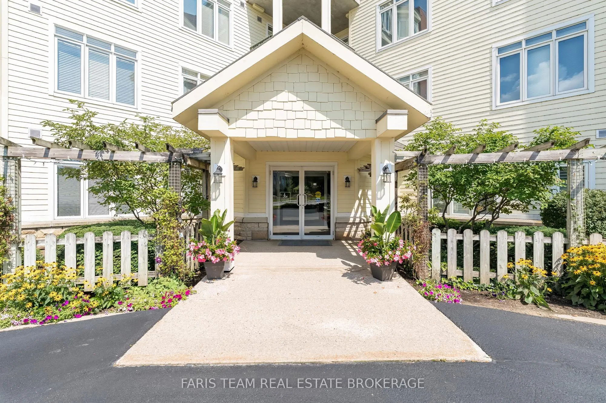 10 Bay Street E #301