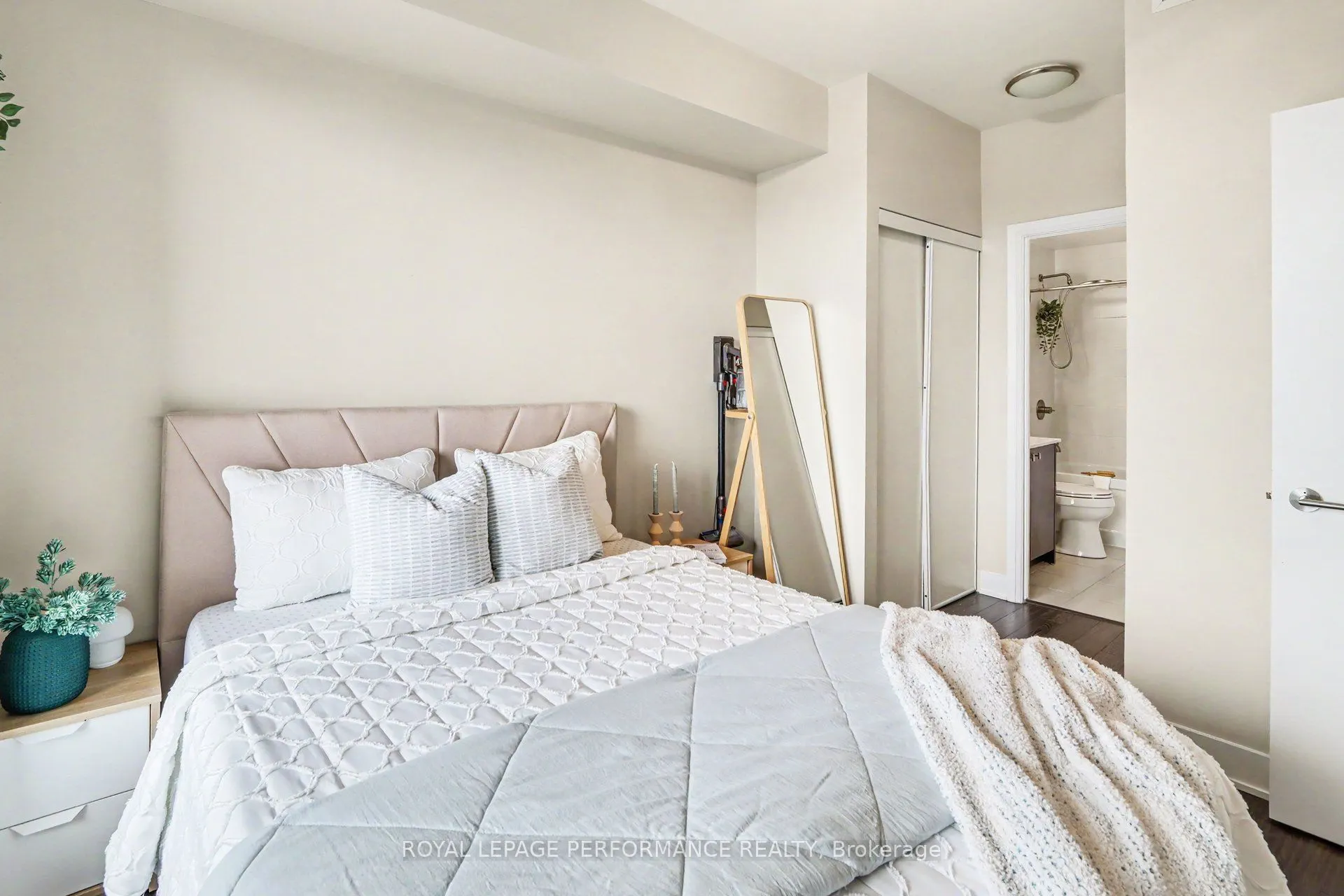 118 Holmwood Avenue #1008