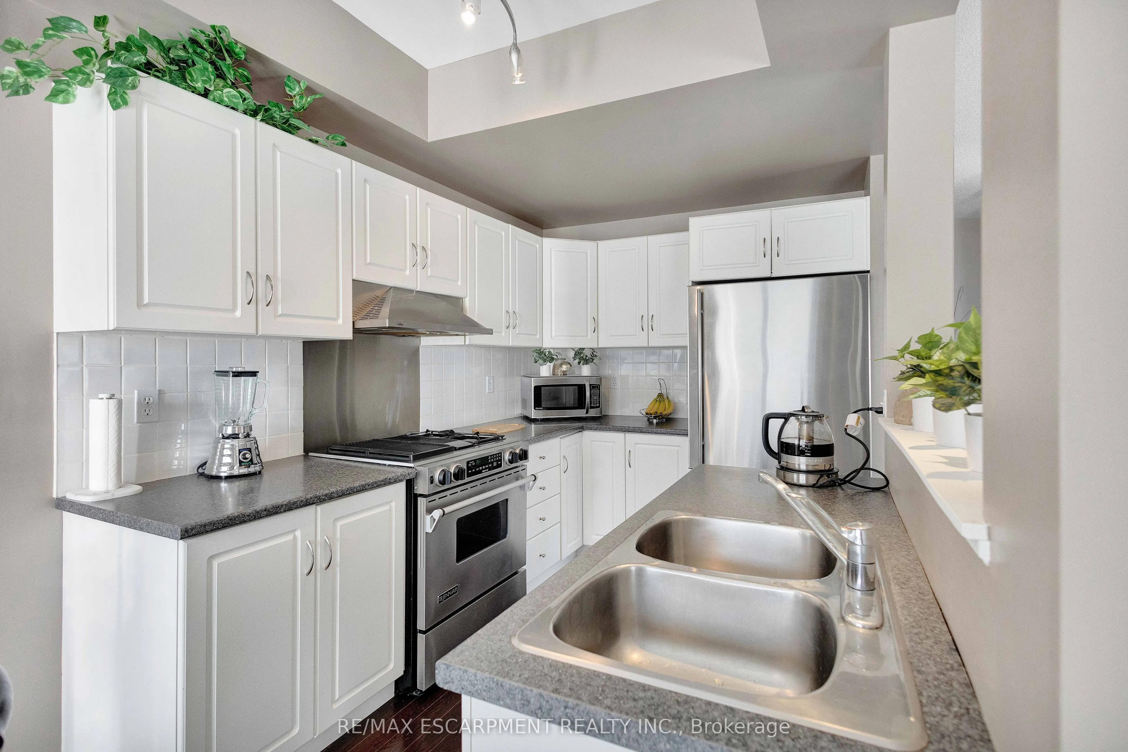 232 Stonehenge Drive #8