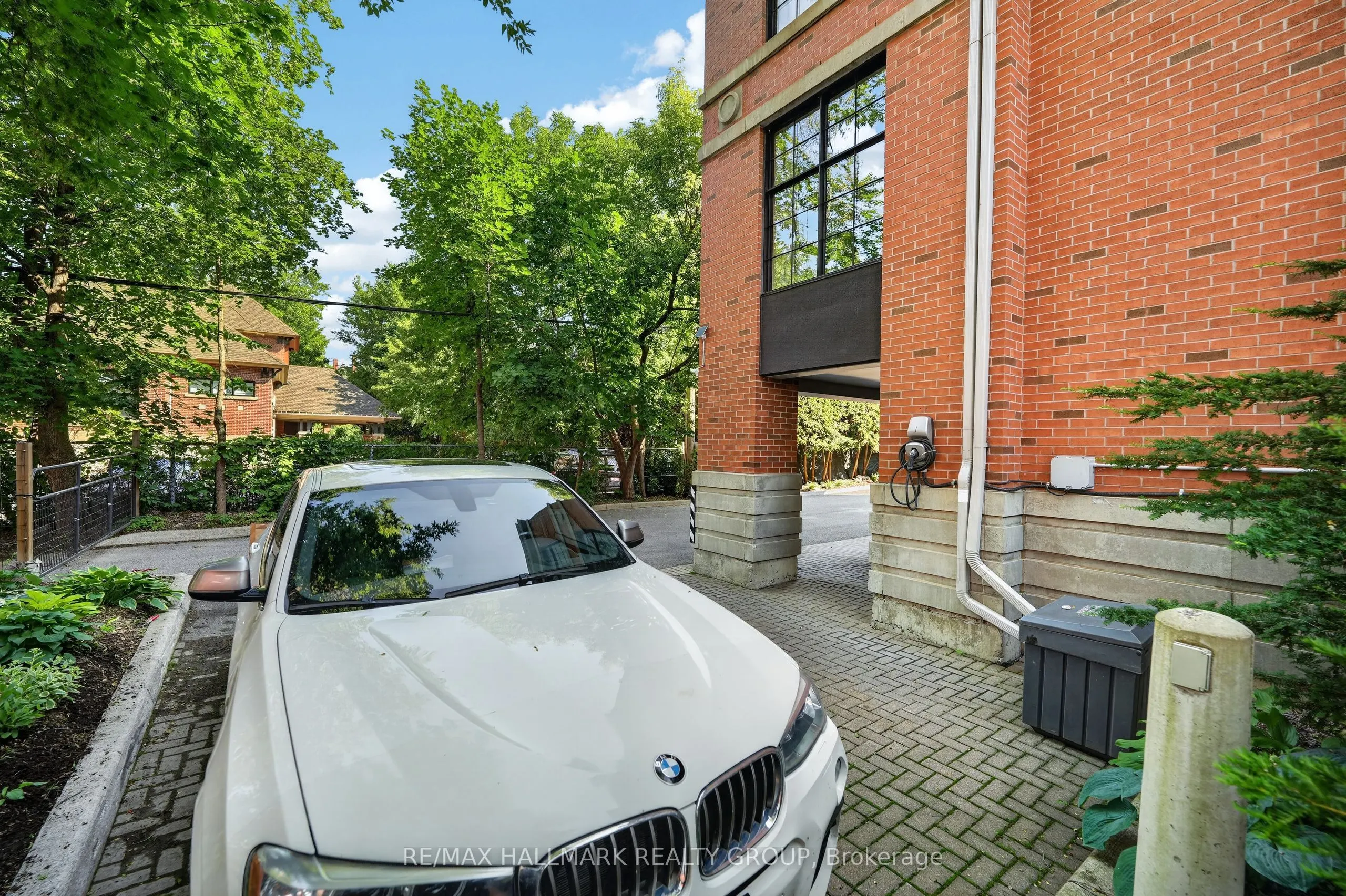 419 Laurier Avenue E #101