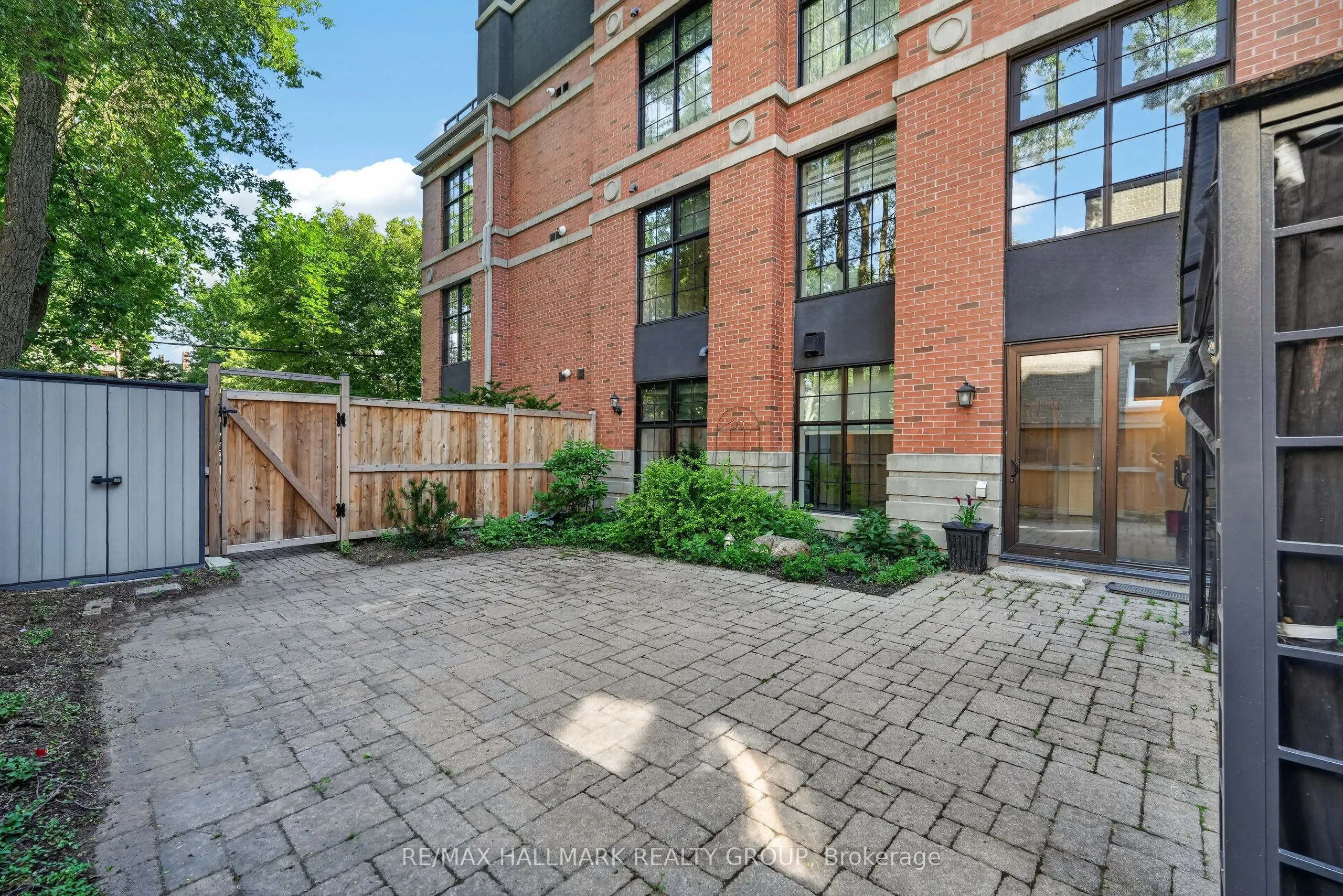 419 Laurier Avenue E #101