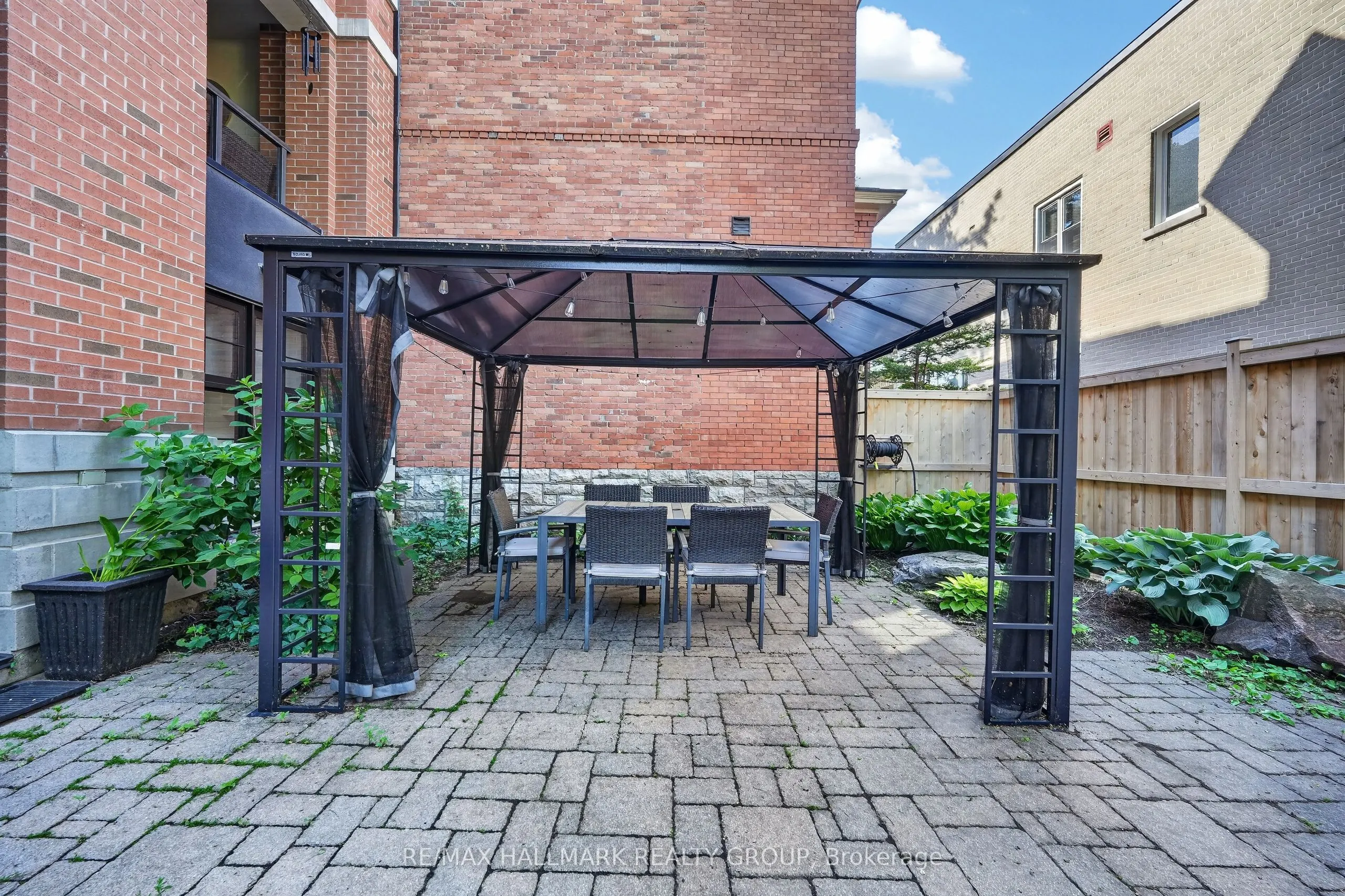 419 Laurier Avenue E #101