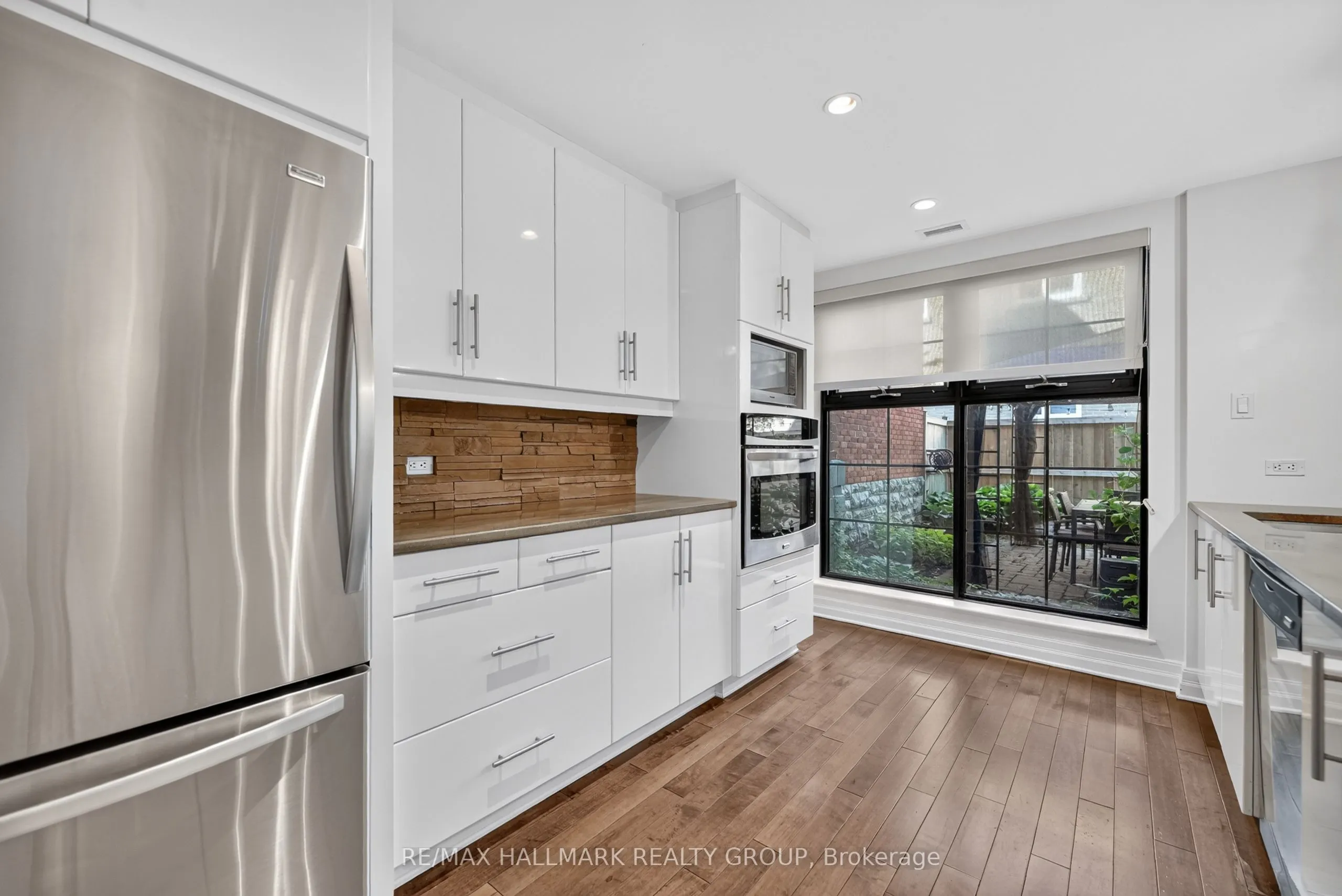 419 Laurier Avenue E #101