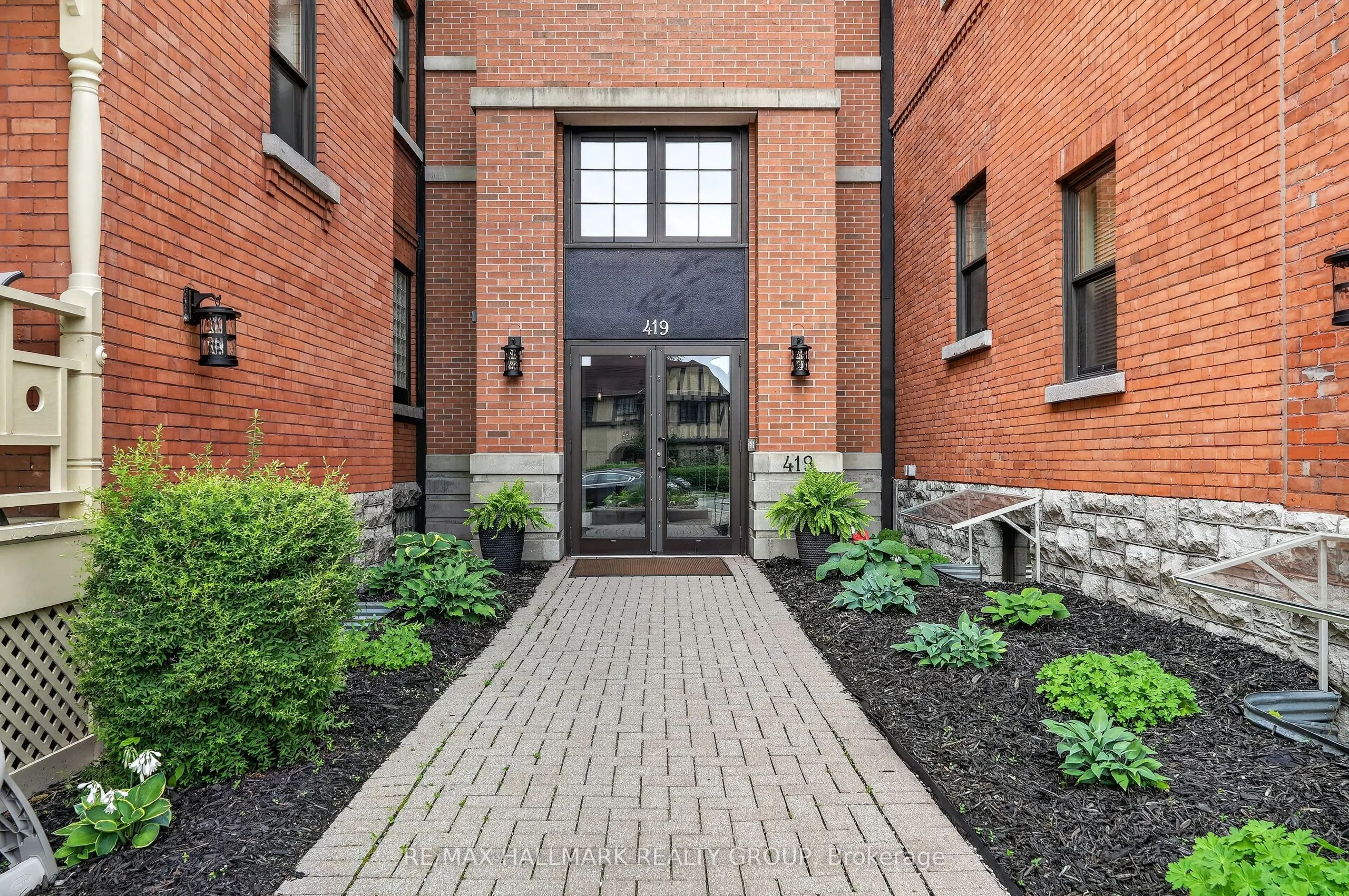 419 Laurier Avenue E #101