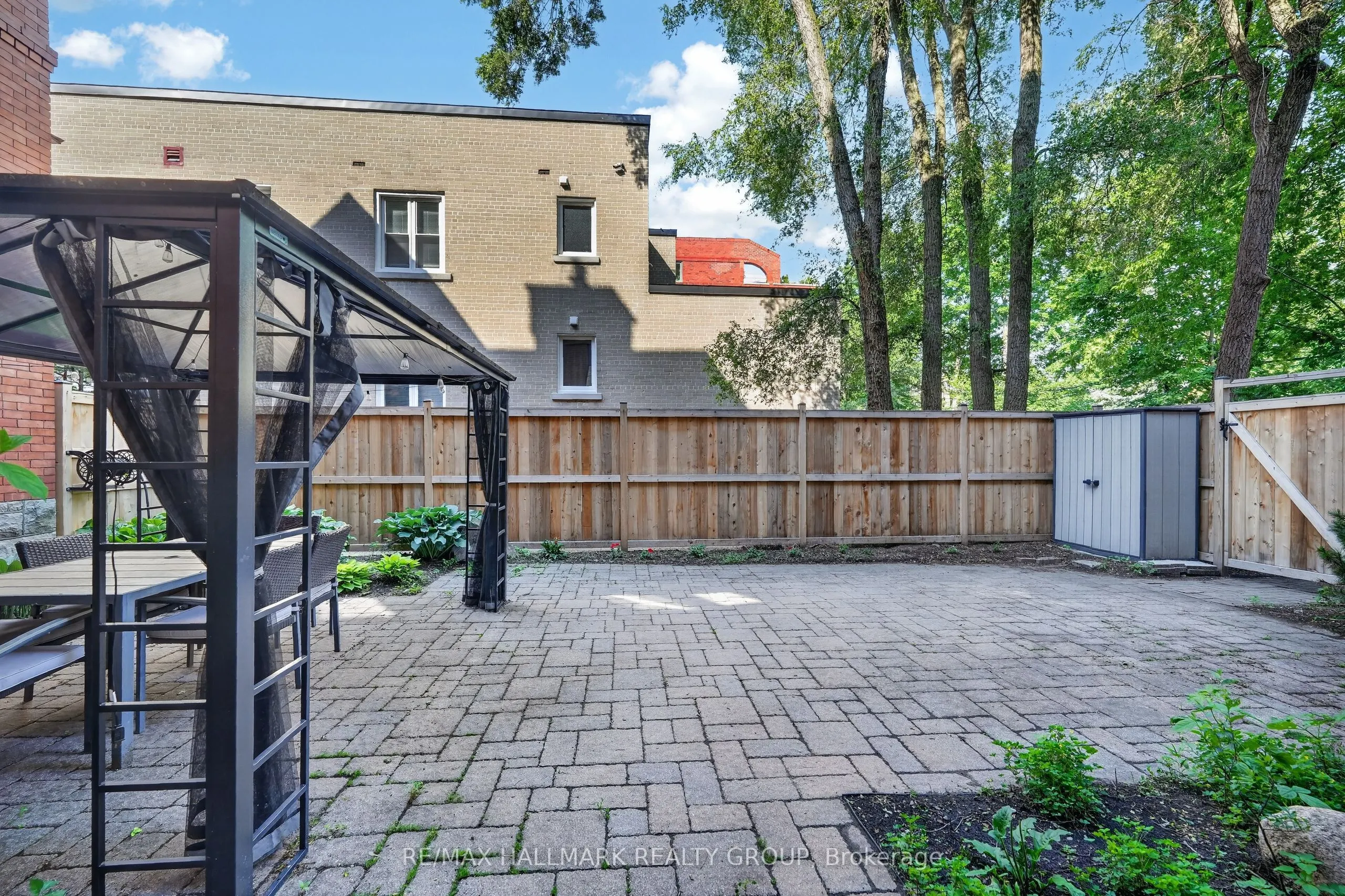 419 Laurier Avenue E #101
