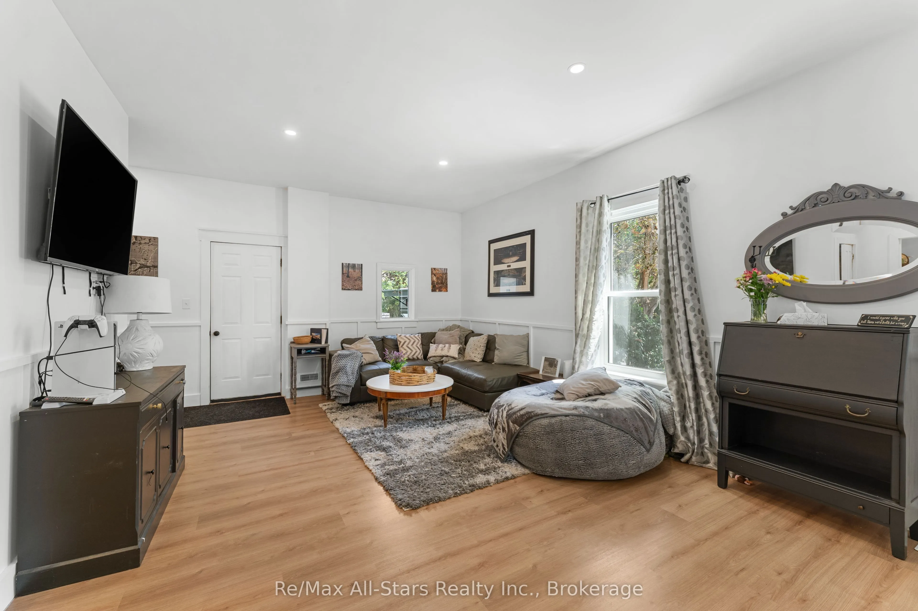 21 Francis Street E
