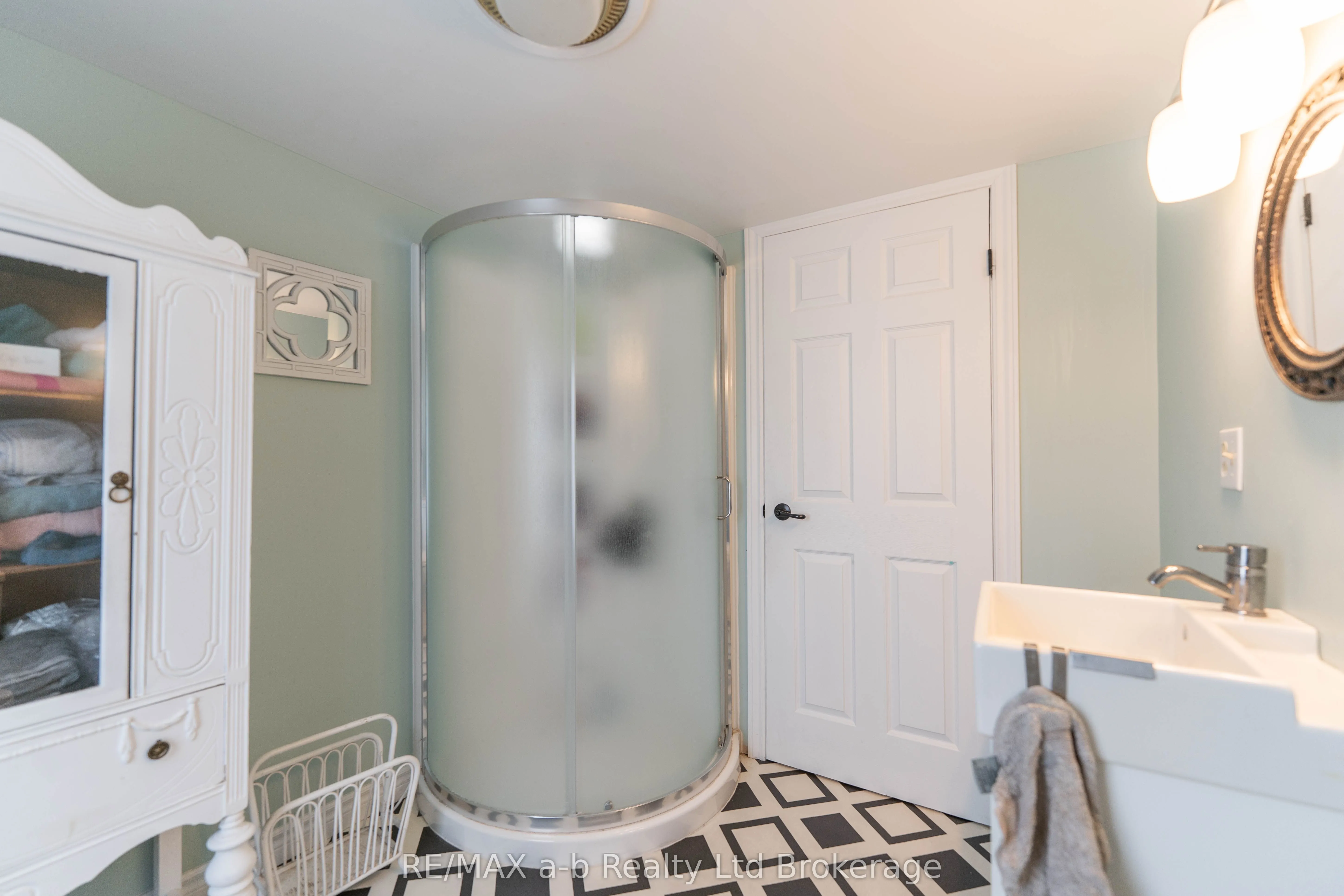 13 Potters Road N