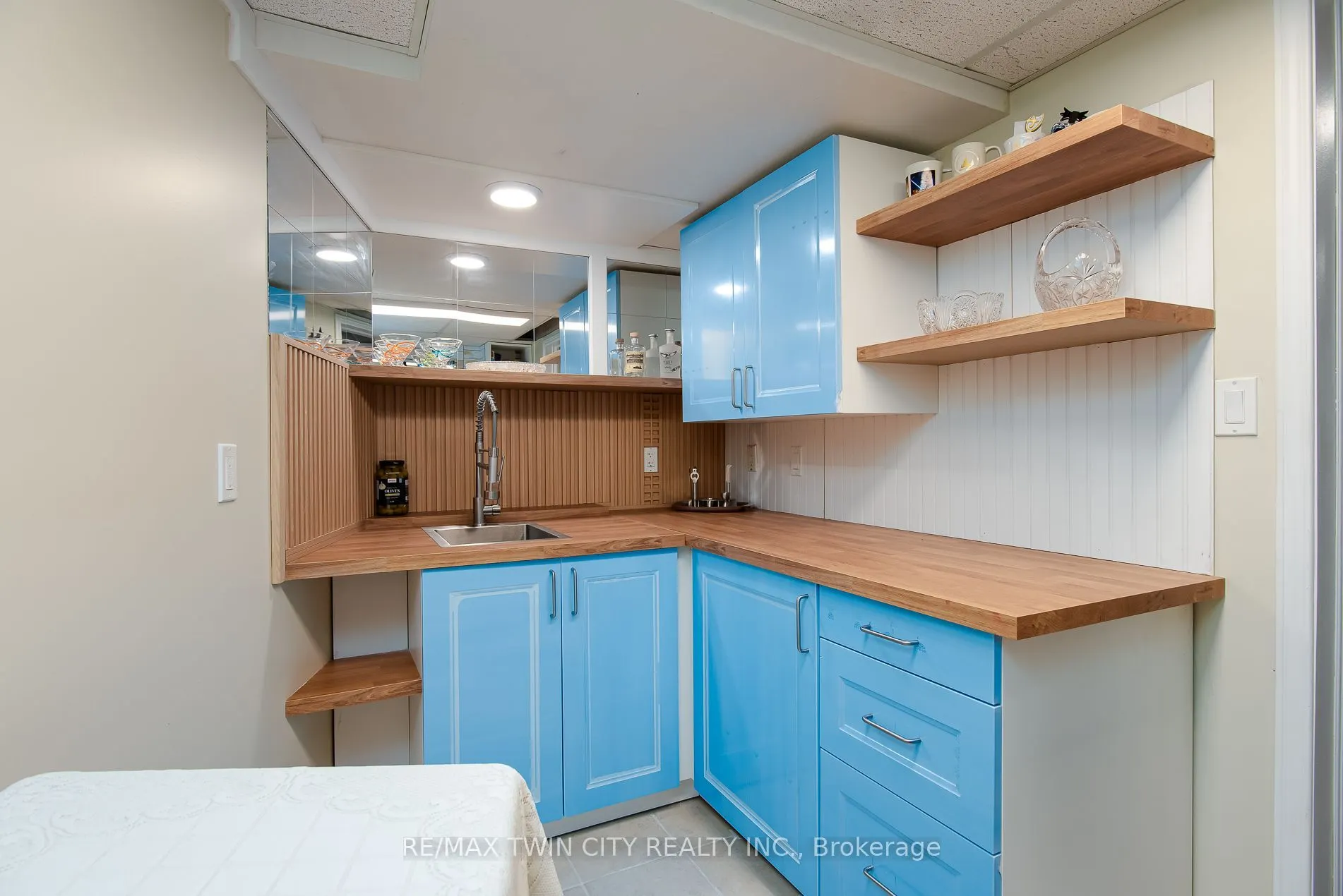 99 John Street W