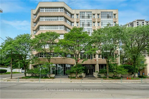 66 Bay Street S