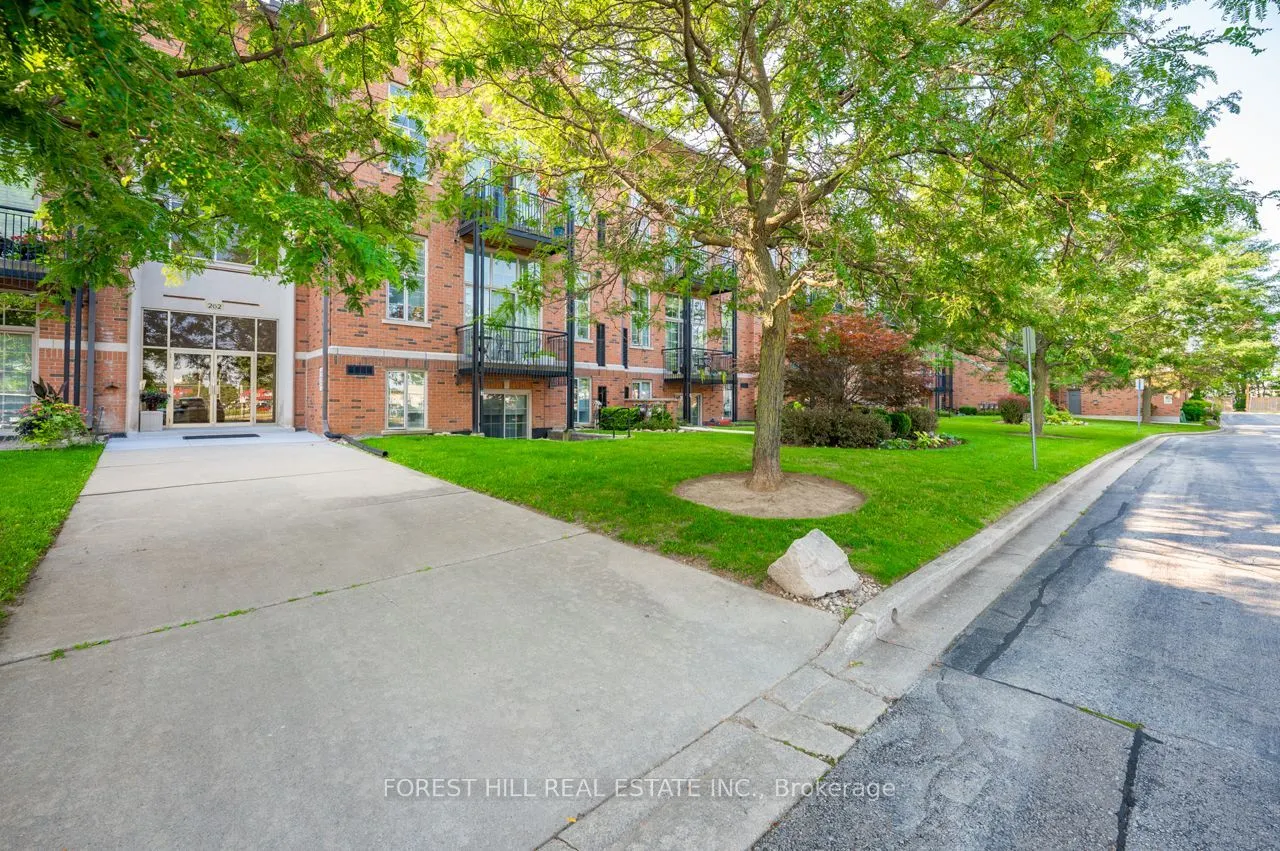 262 Dundas Street E #102