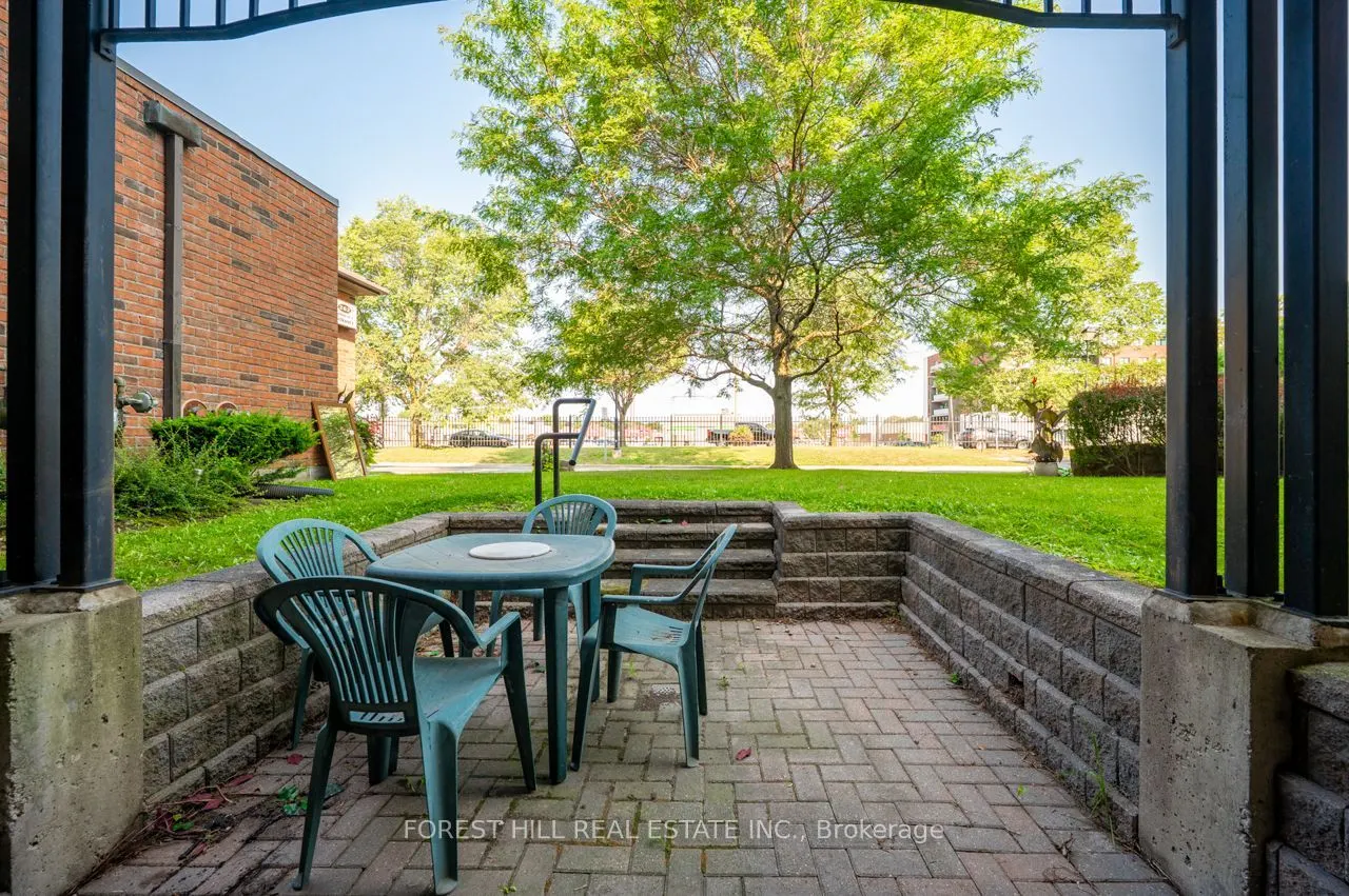 262 Dundas Street E #102