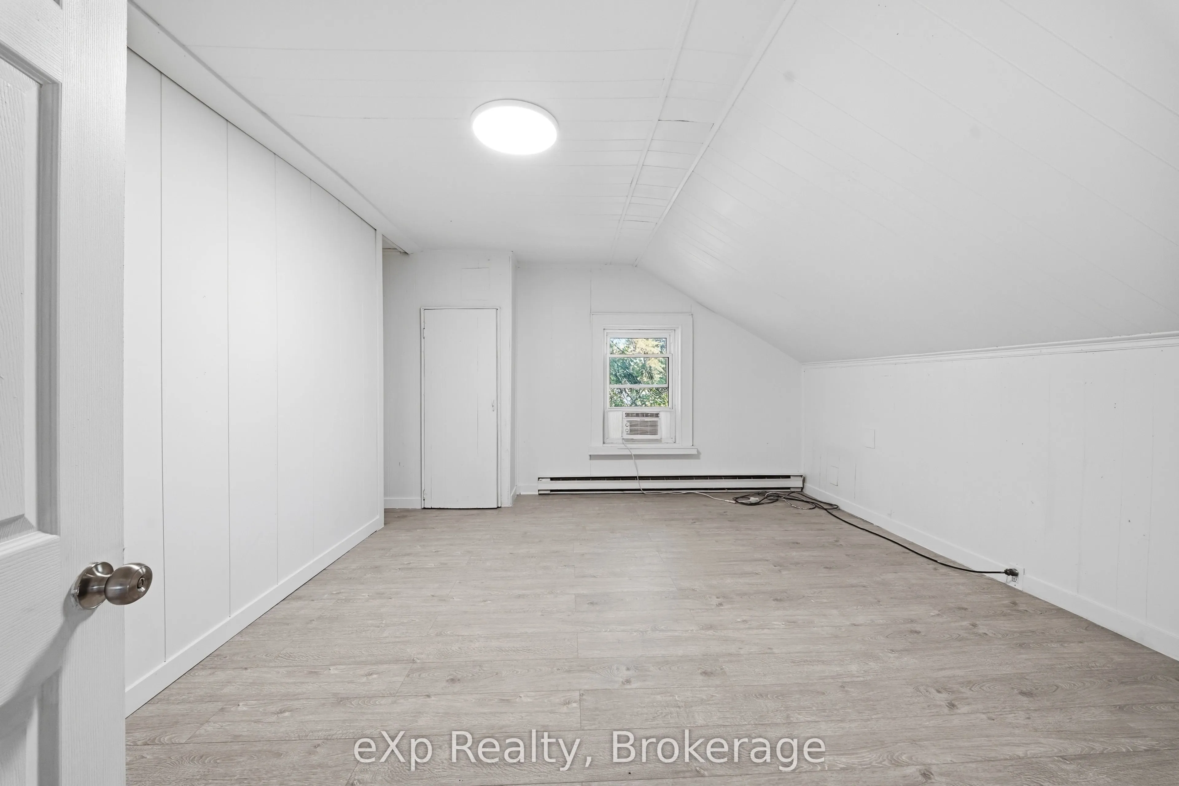 188 Dundas Street W