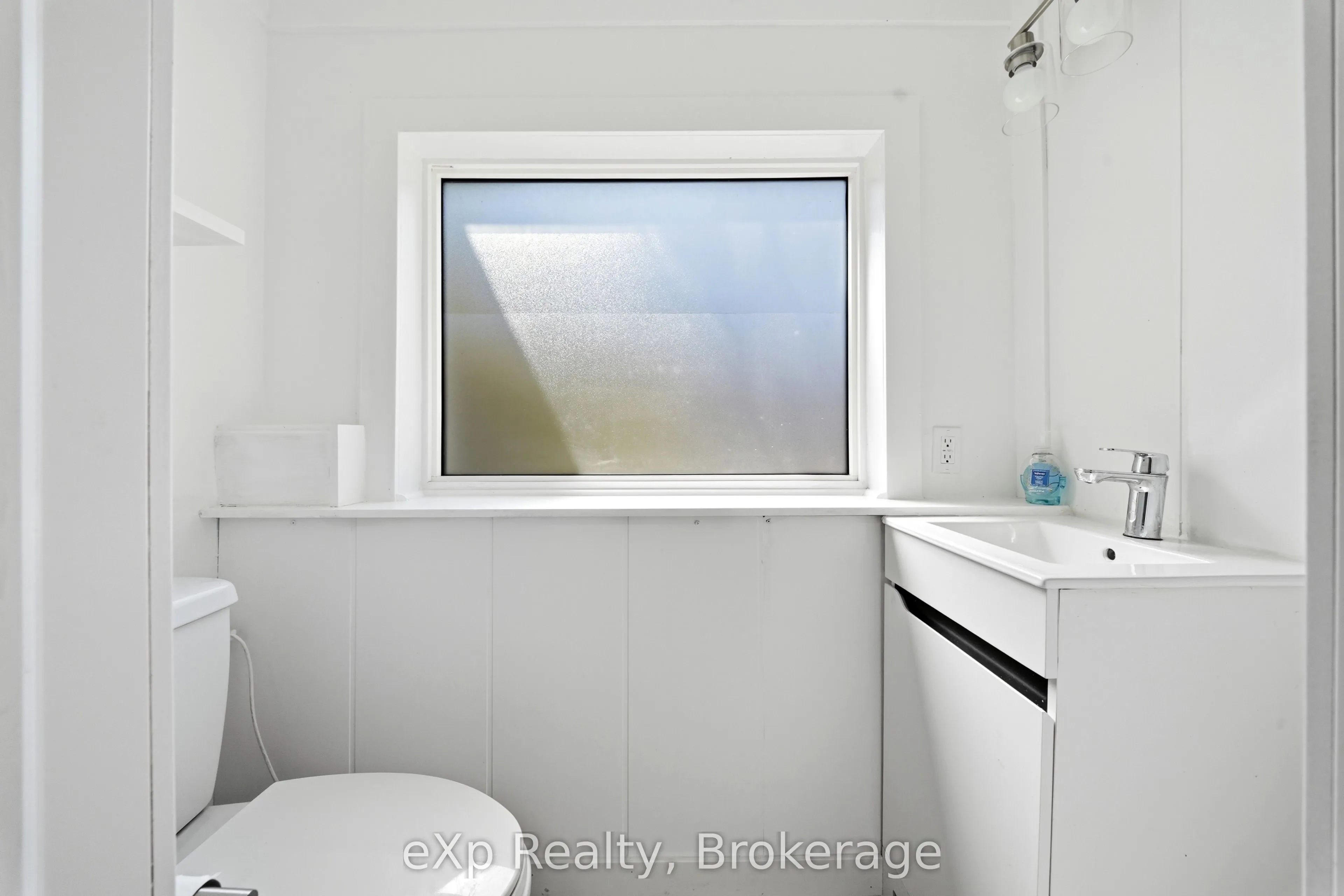 188 Dundas Street W