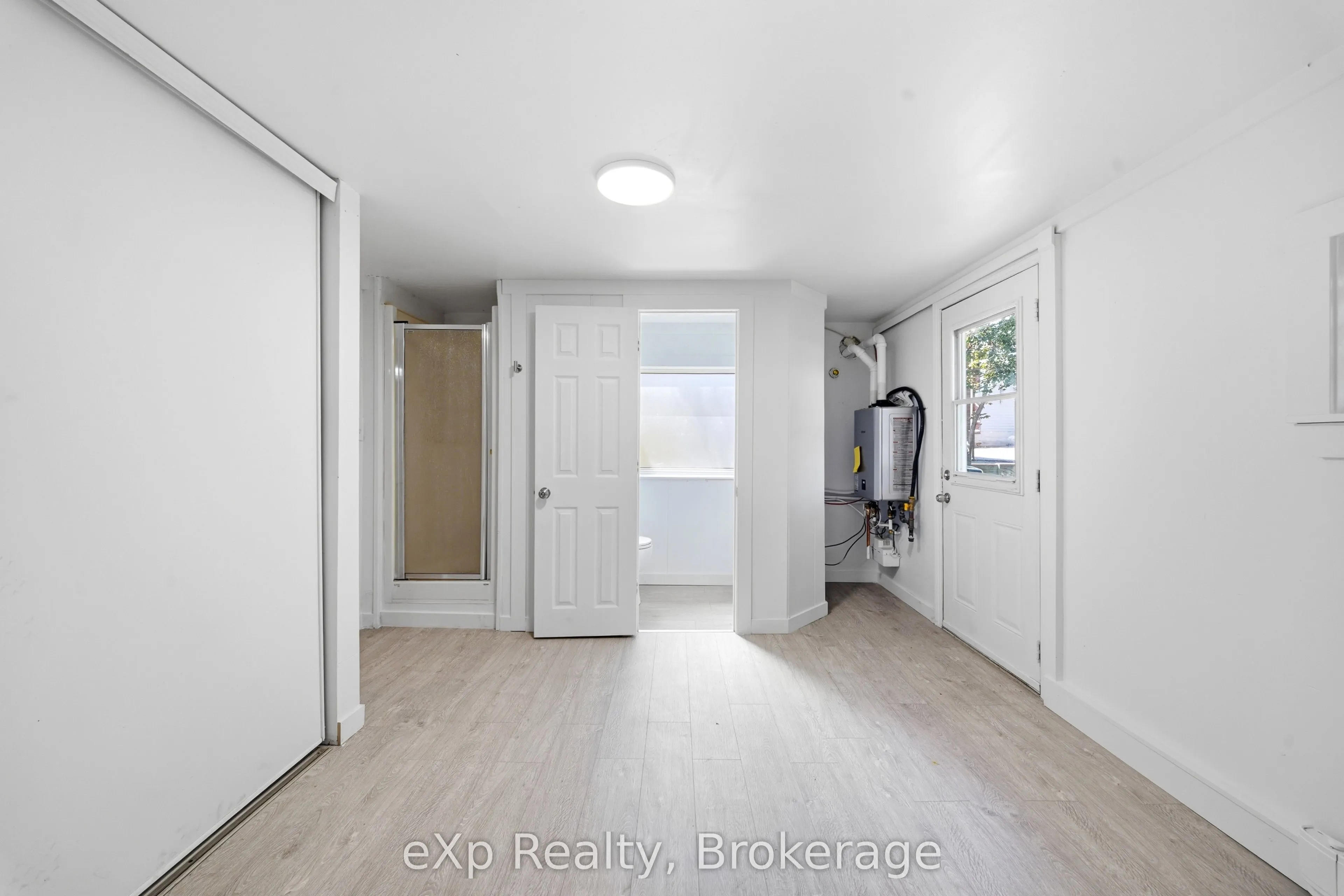 188 Dundas Street W