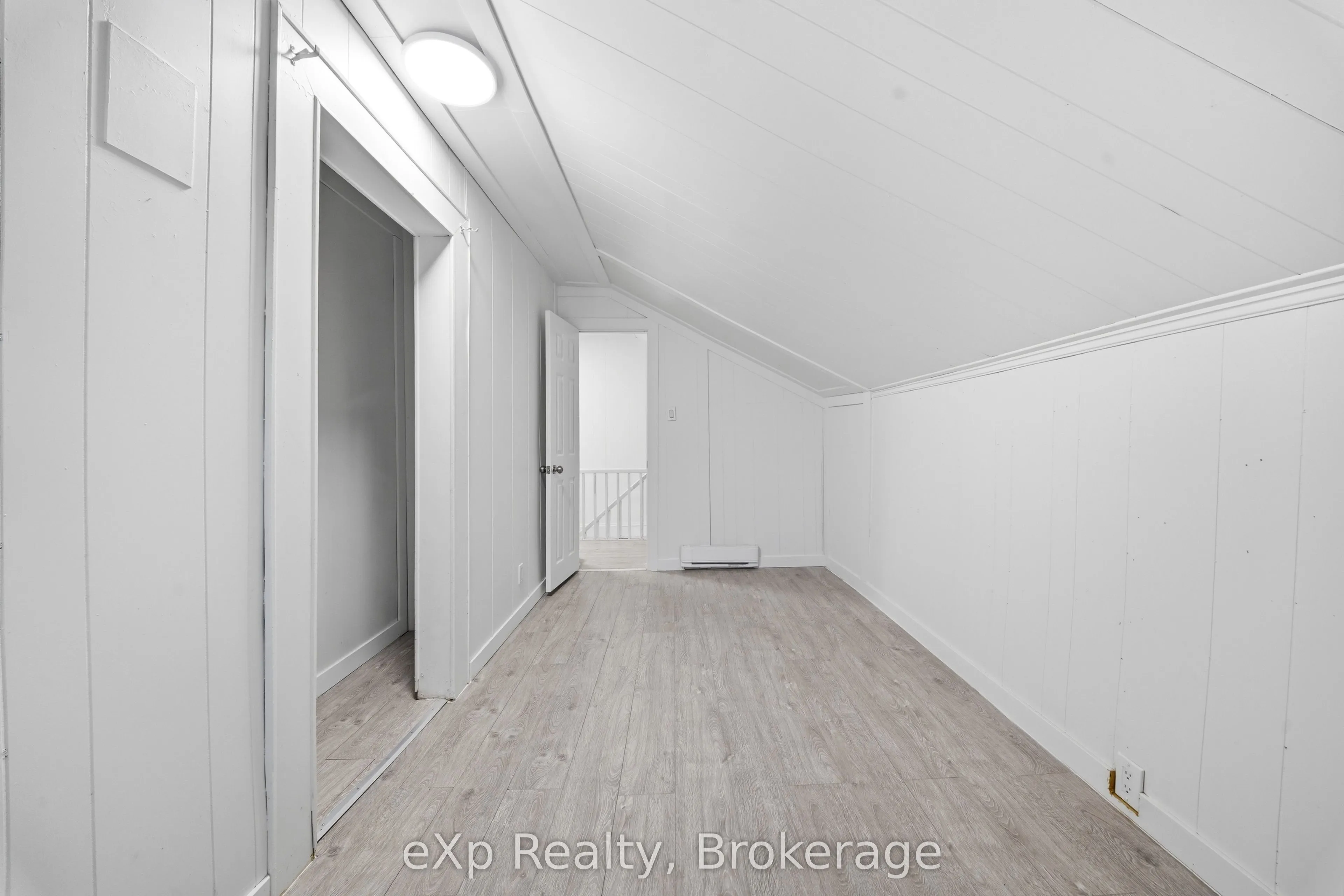 188 Dundas Street W