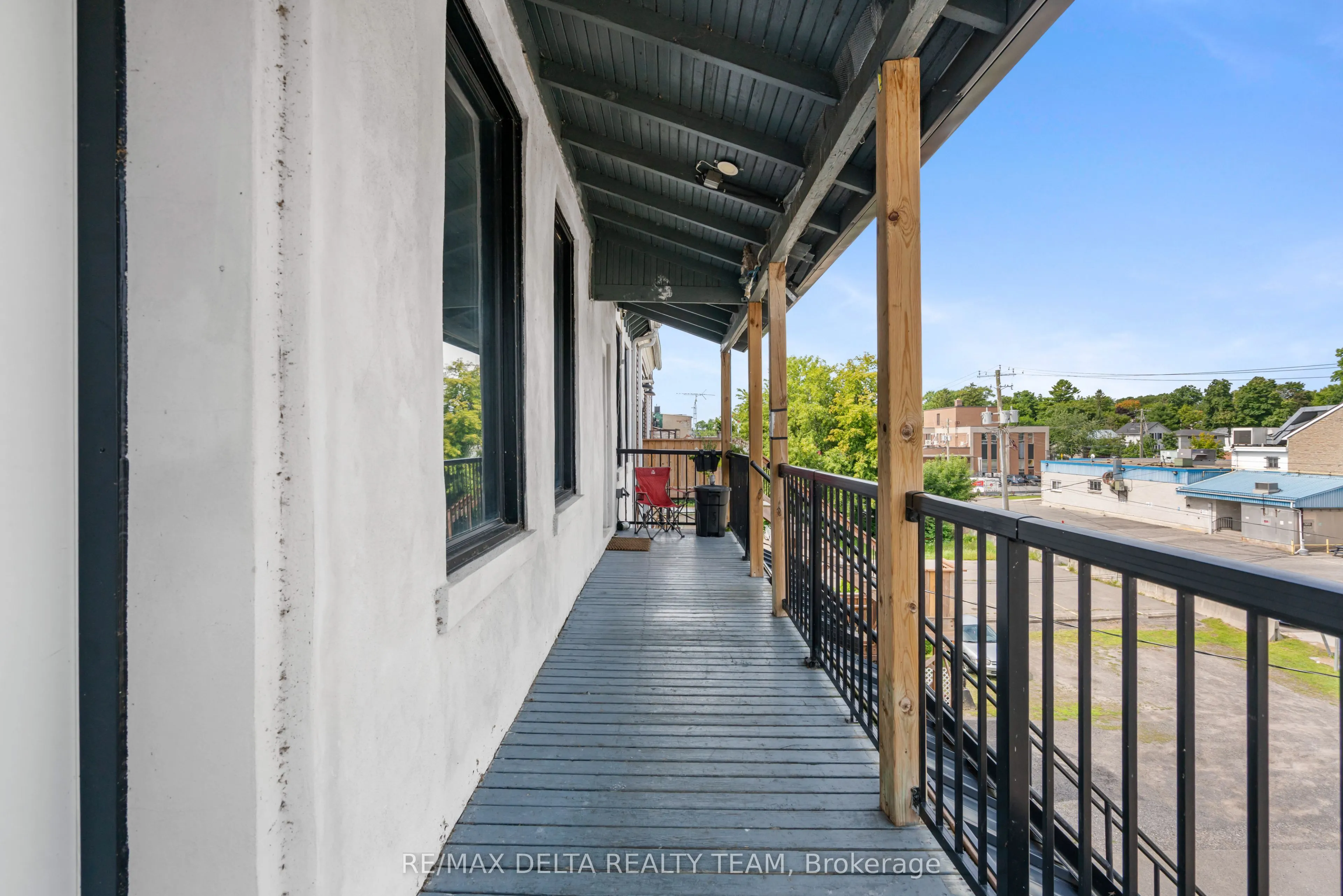 112 King Street W