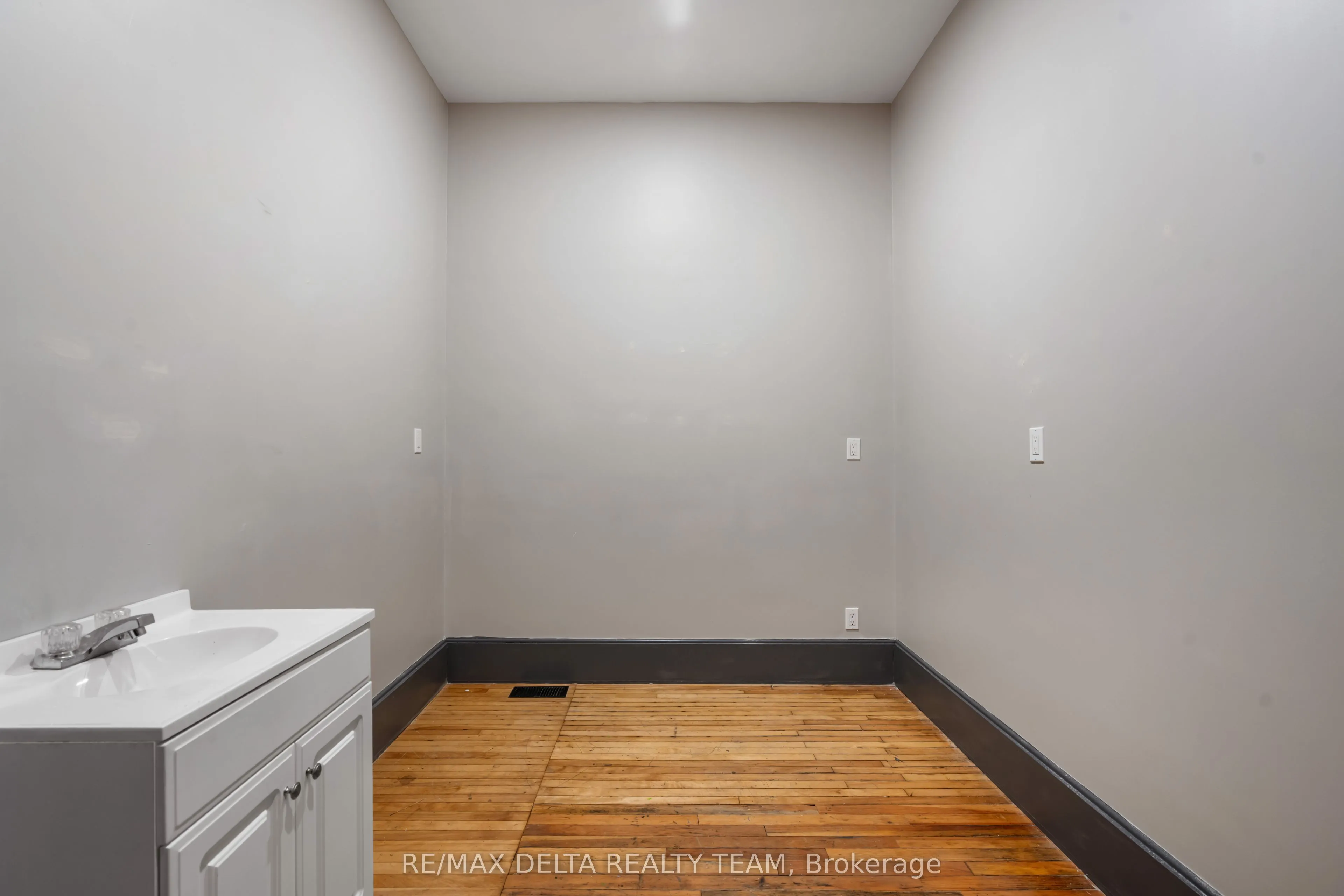 112 King Street W