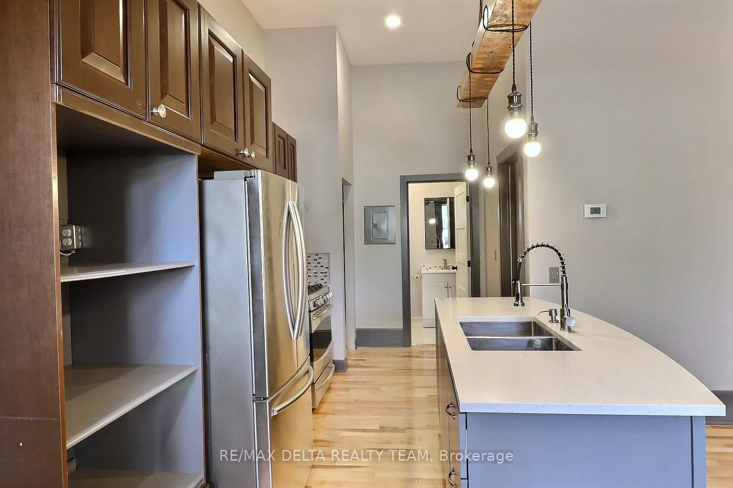112 King Street W
