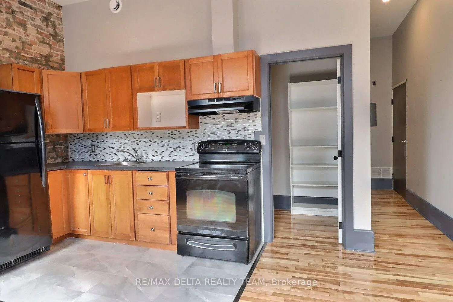112 King Street W