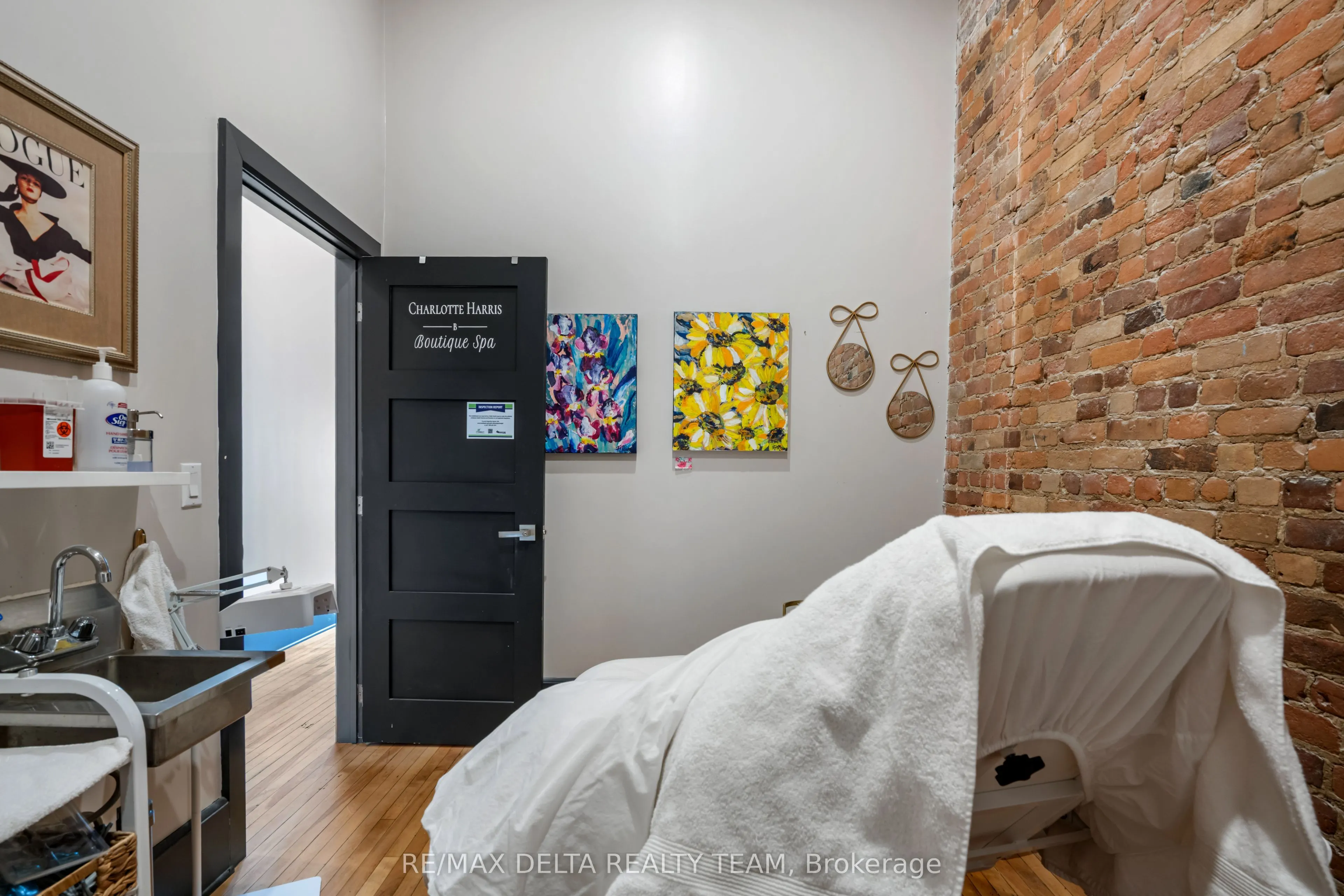 112 King Street W