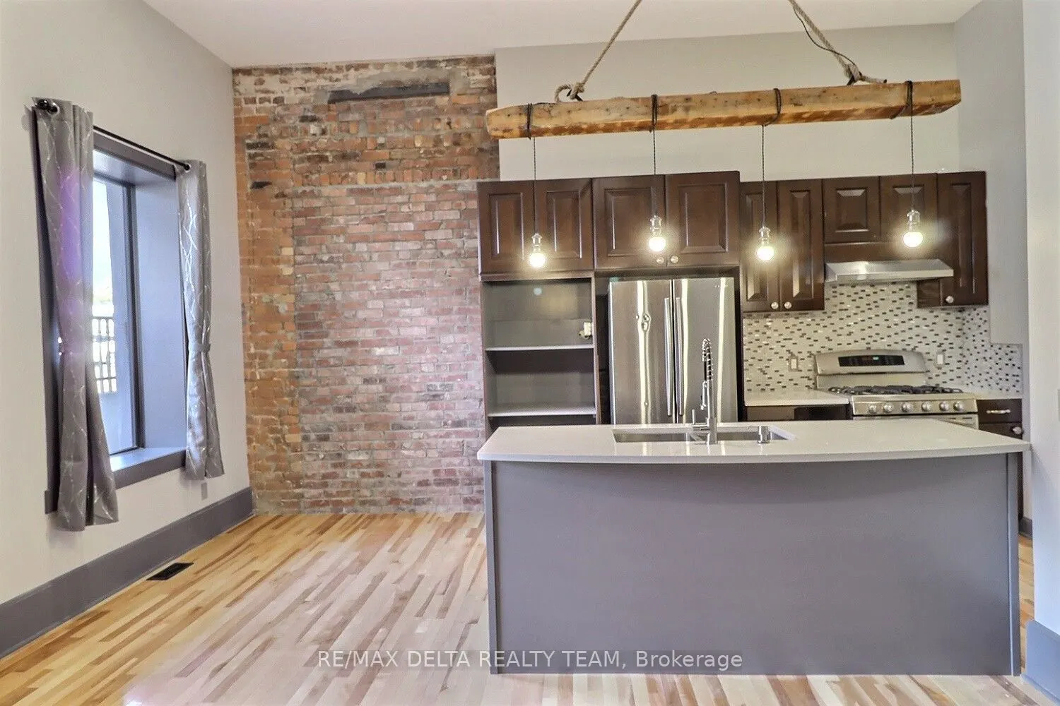 112 King Street W