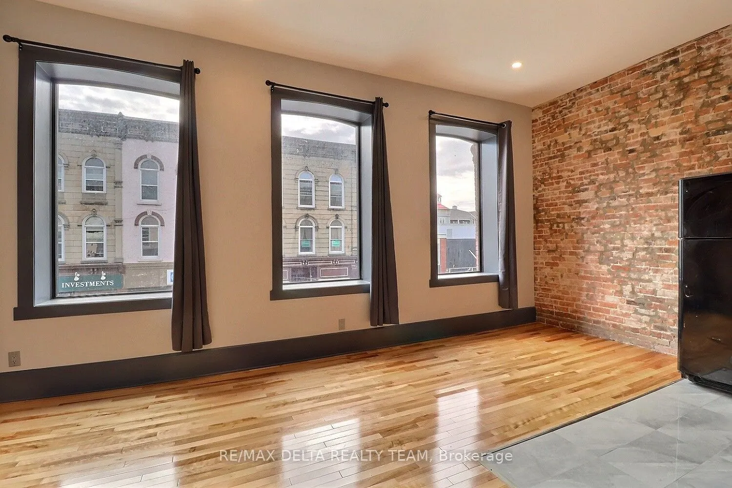 112 King Street W