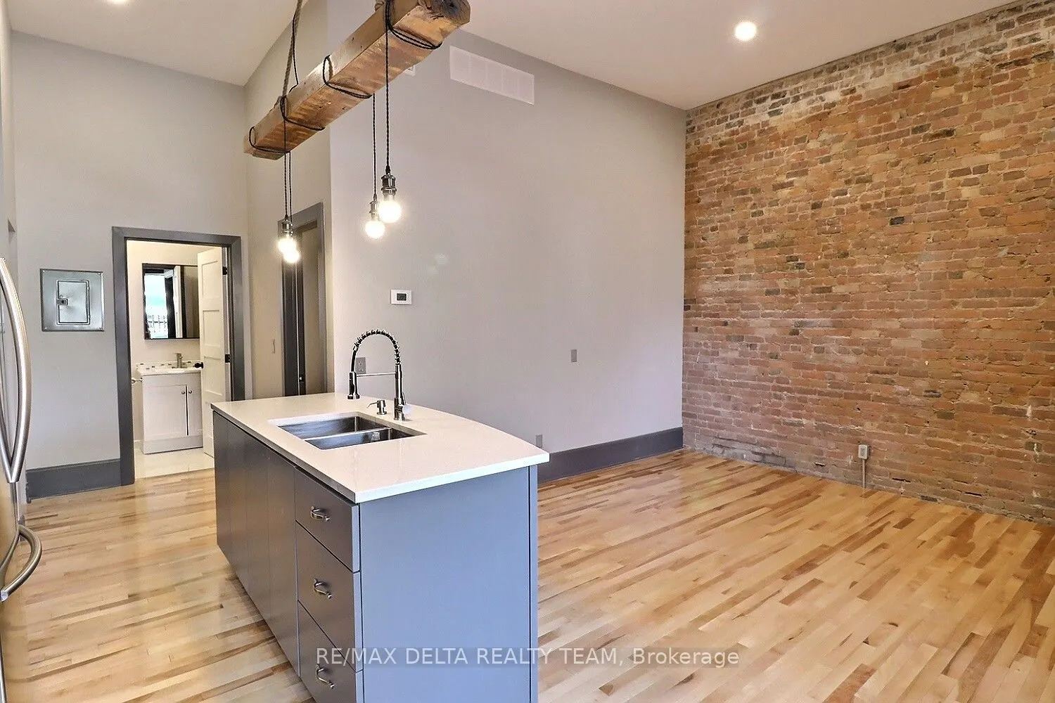 112 King Street W