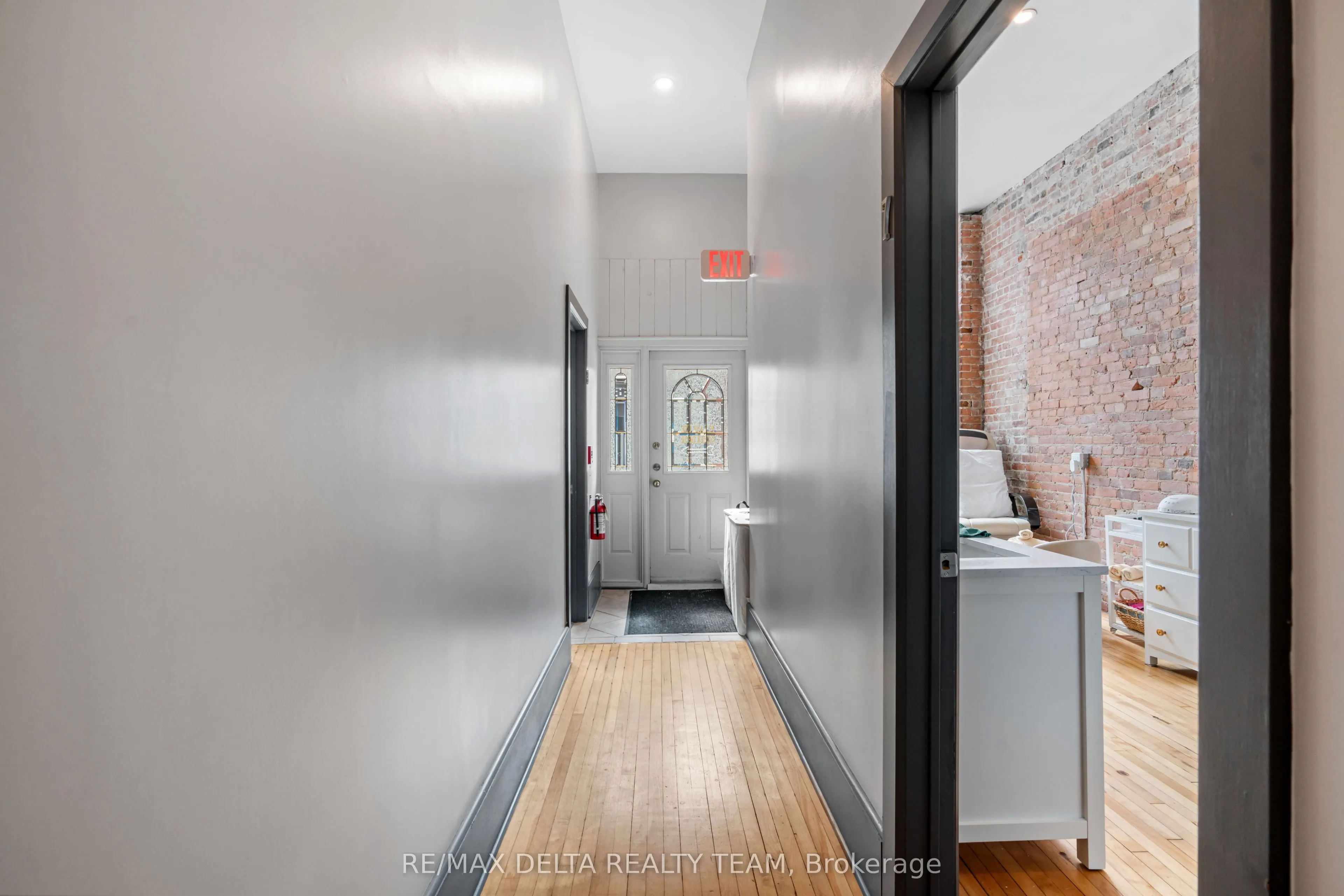 112 King Street W