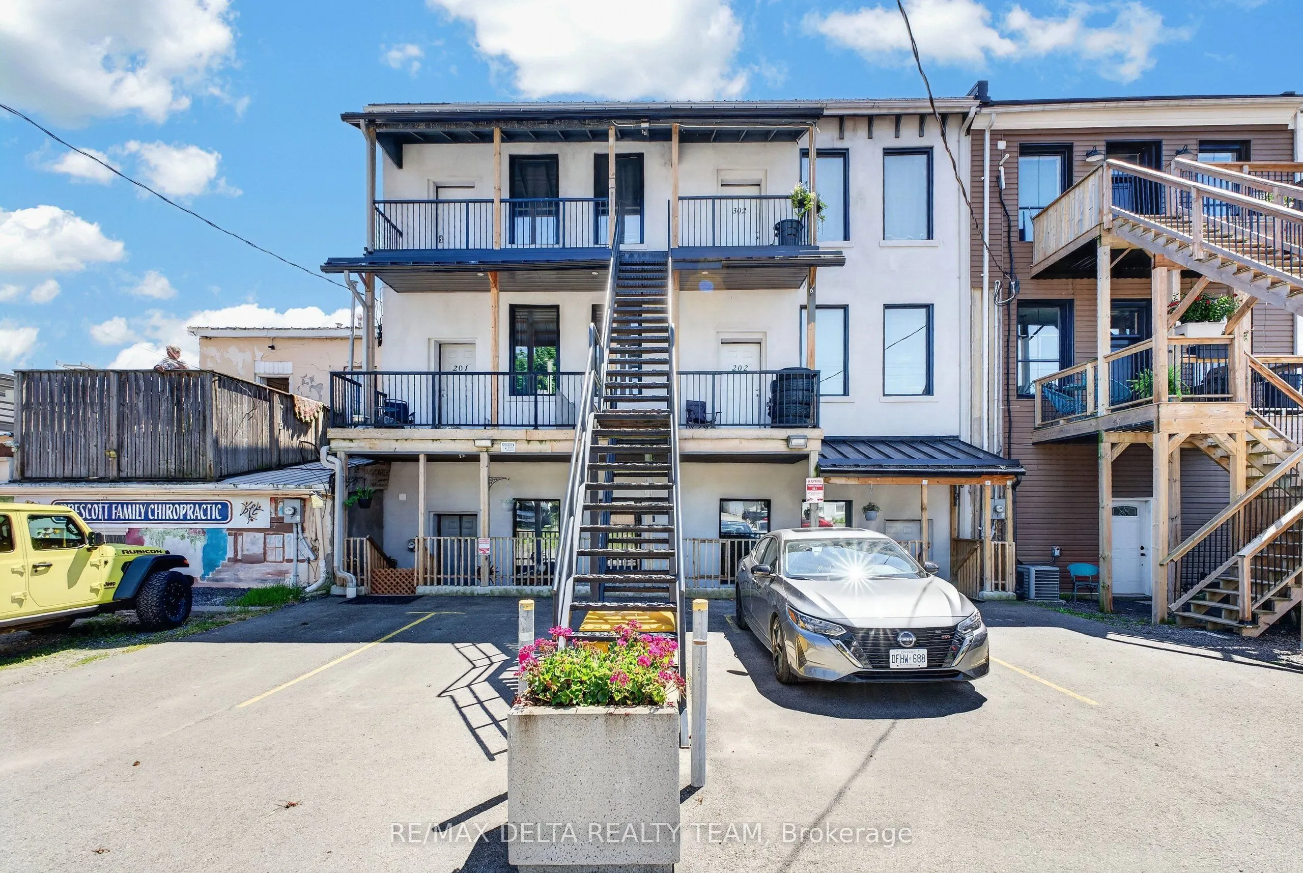 112 King Street W