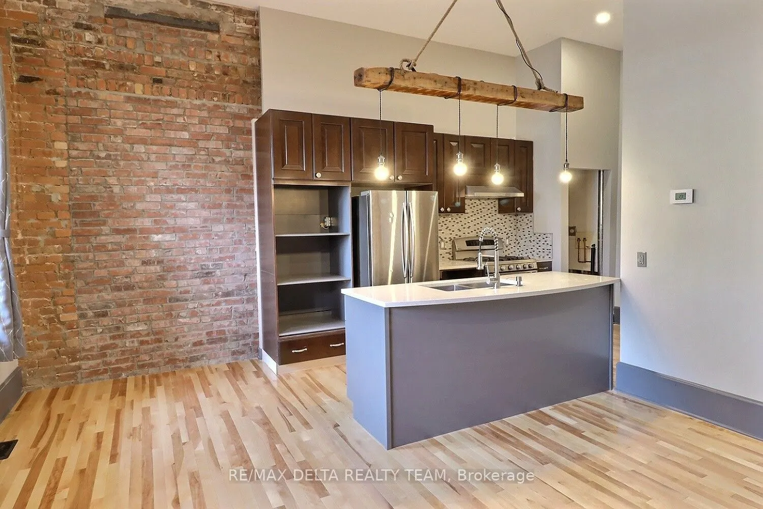112 King Street W