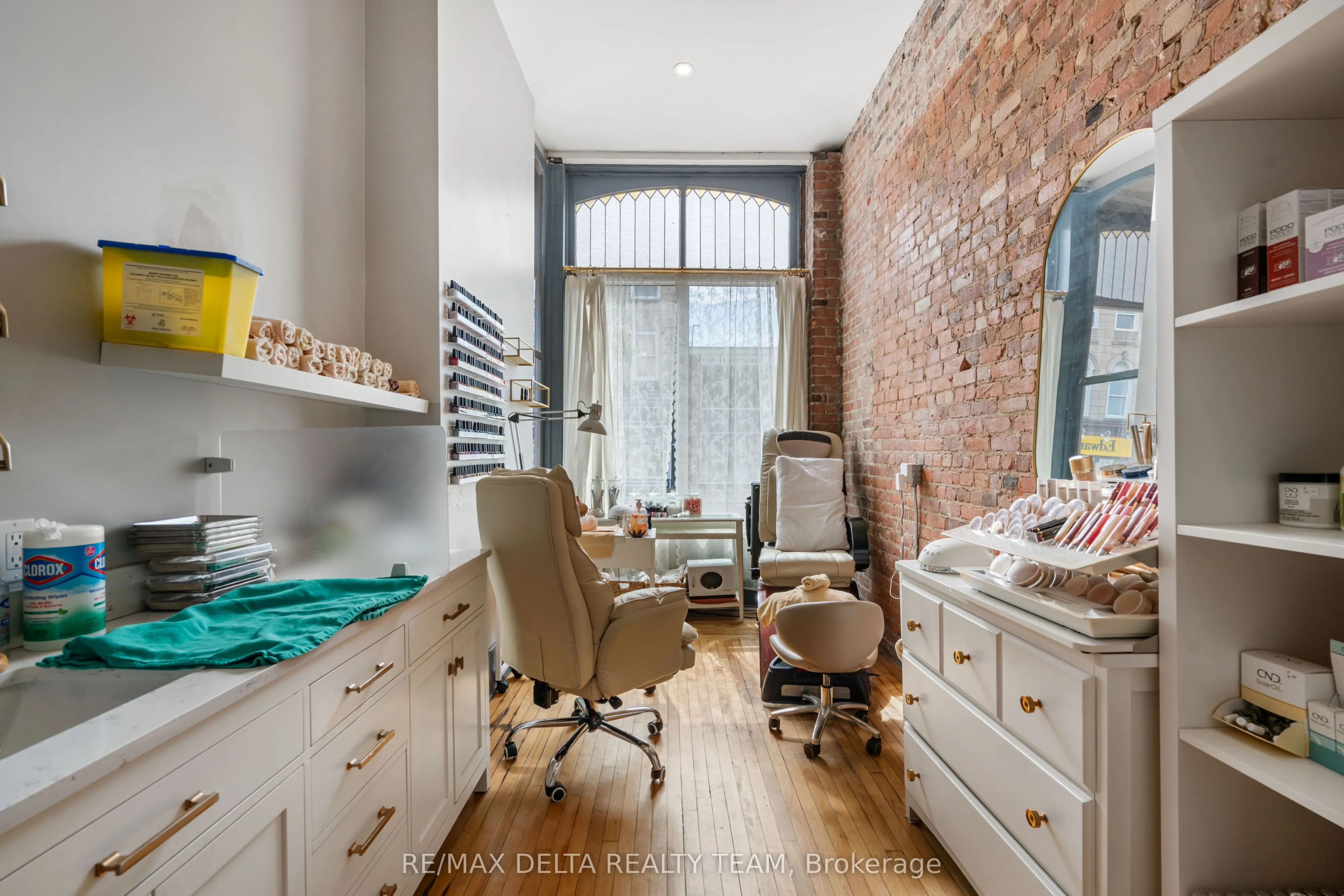 112 King Street W