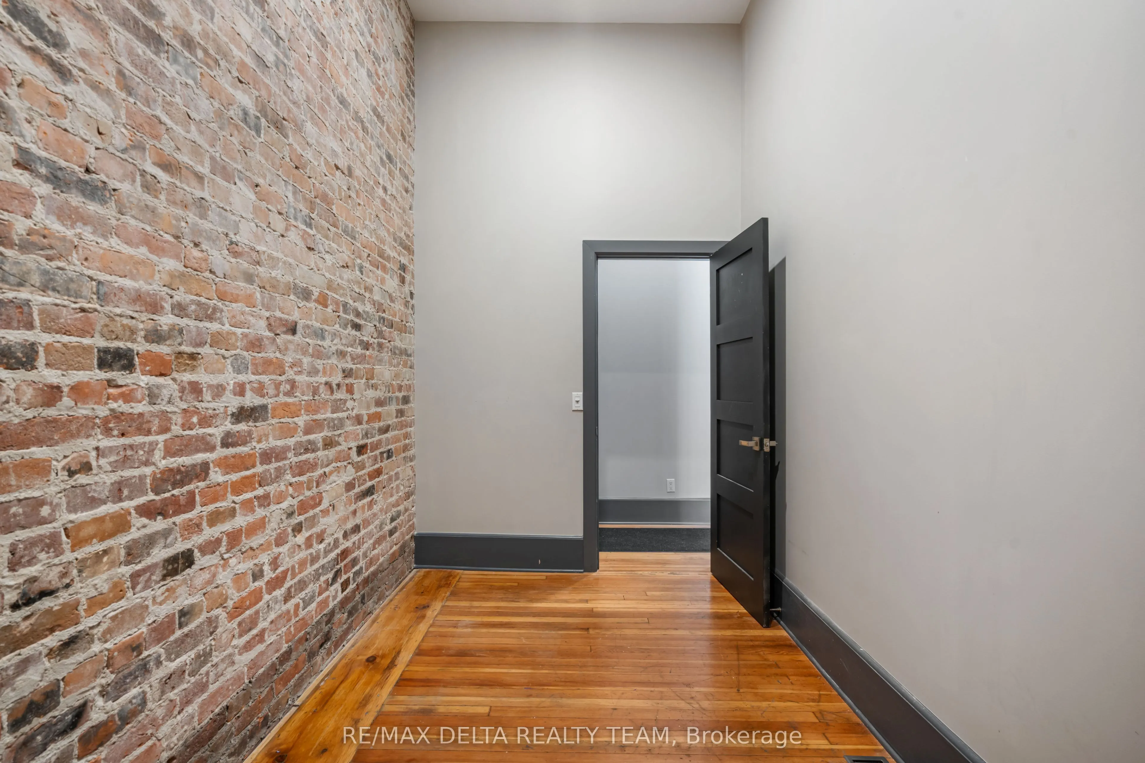 112 King Street W
