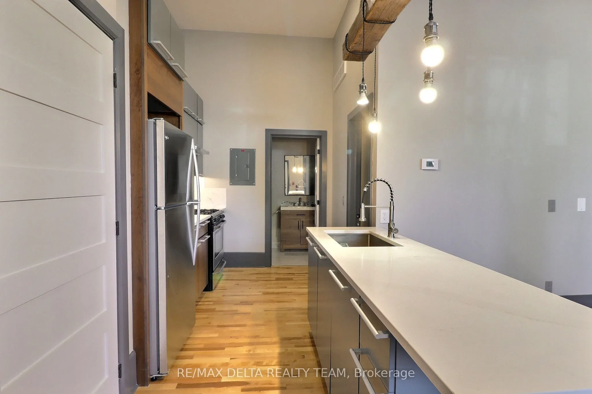 112 King Street W