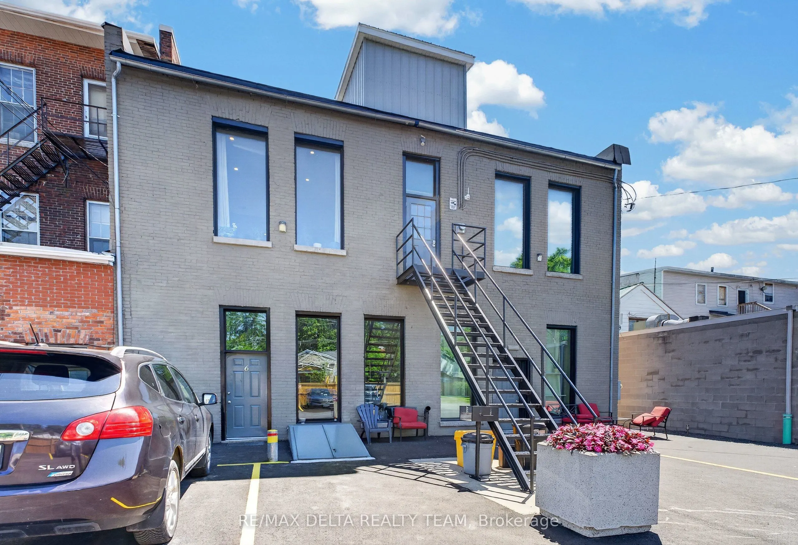 232 King Street W