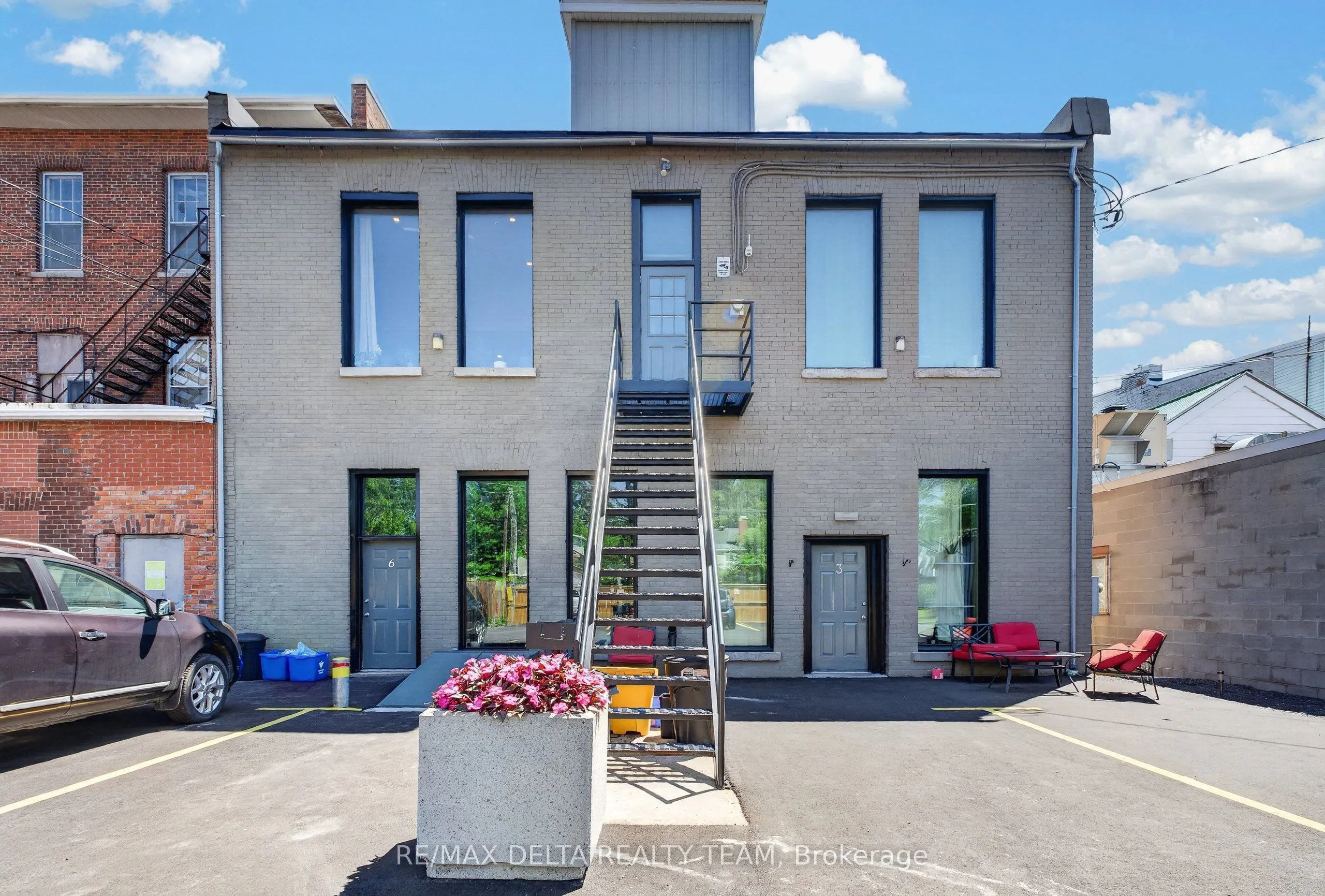 228 King Street W