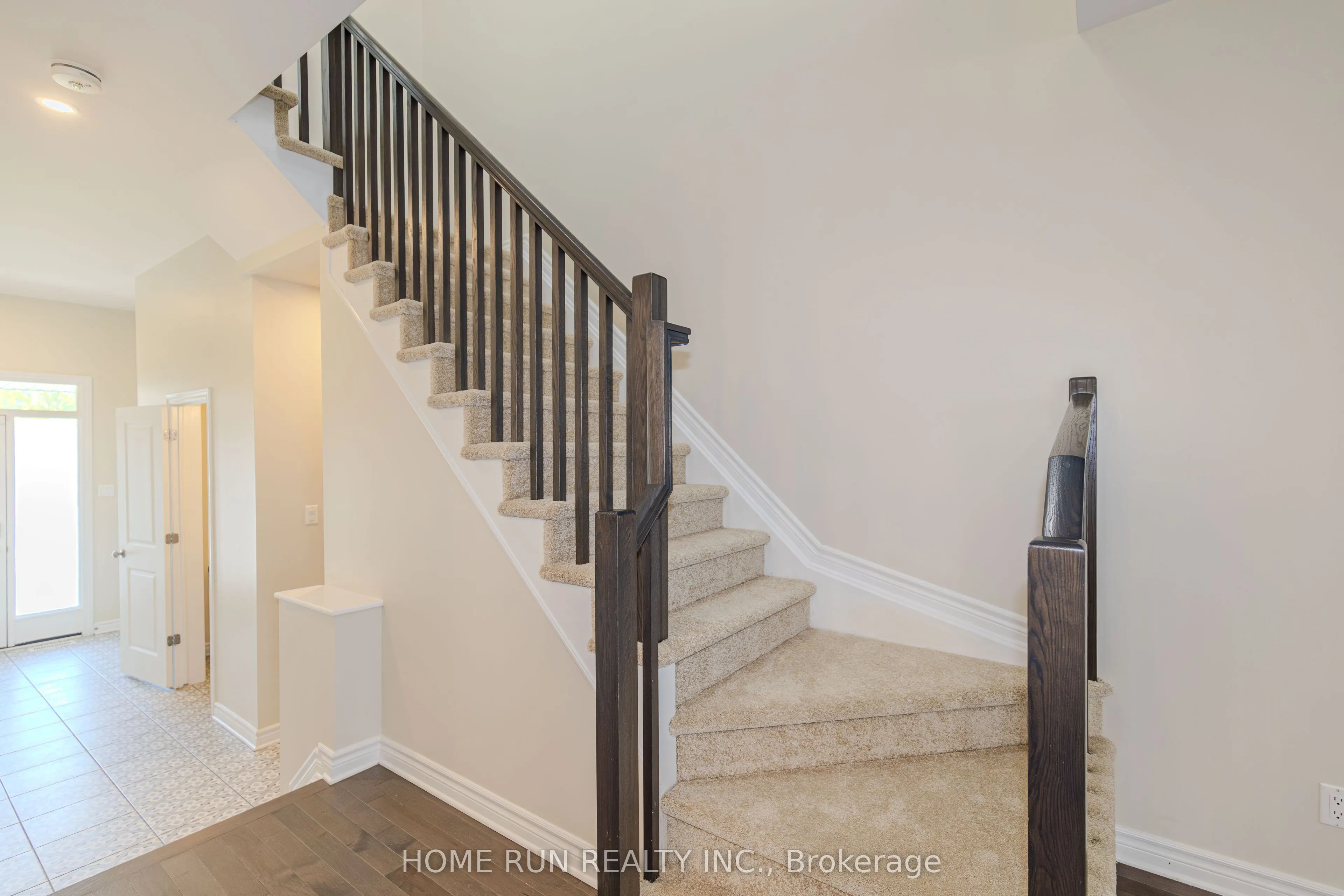 785 Cairn Crescent