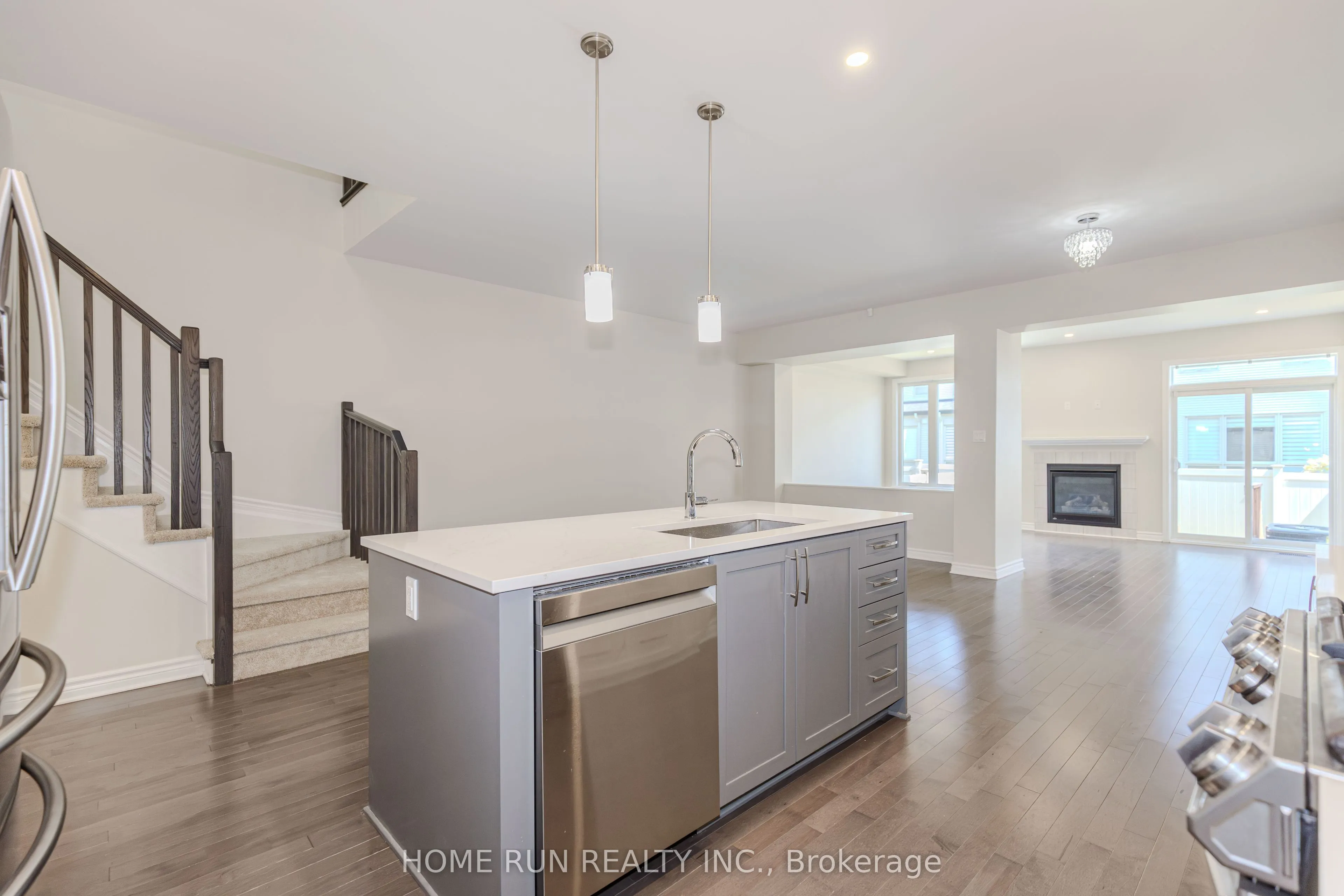 785 Cairn Crescent