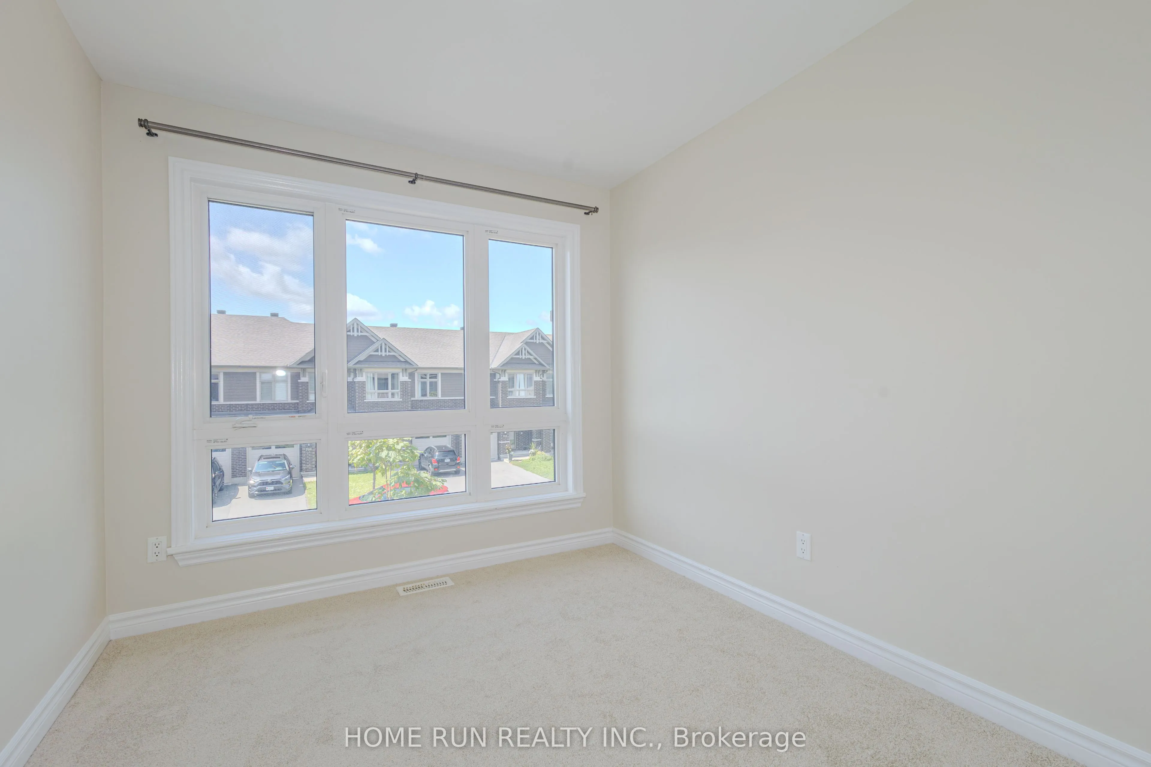 785 Cairn Crescent